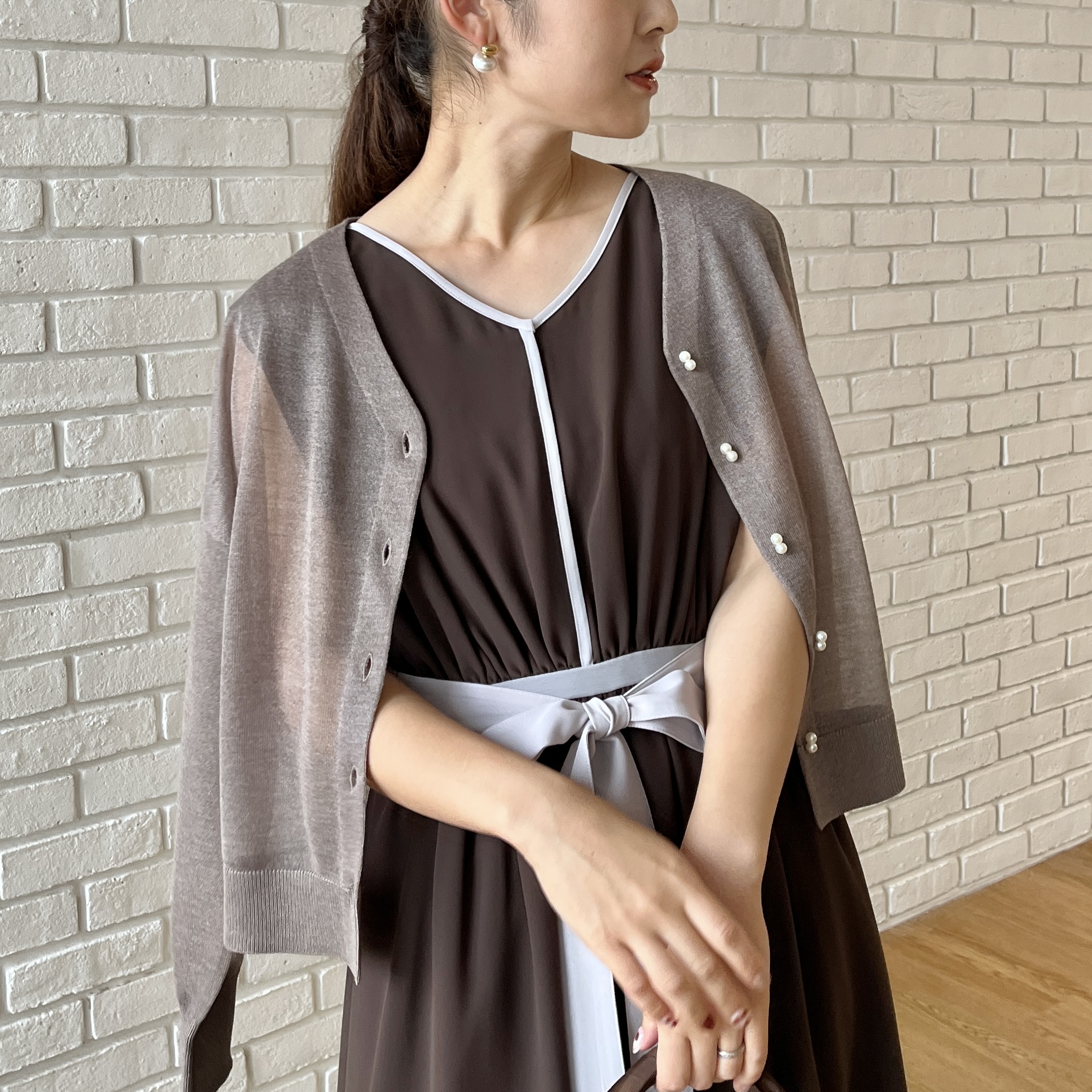 makiさんの「Couture brooch｜【洗える・パール調釦】愛されシアーカーディガン」を使ったコーディネート