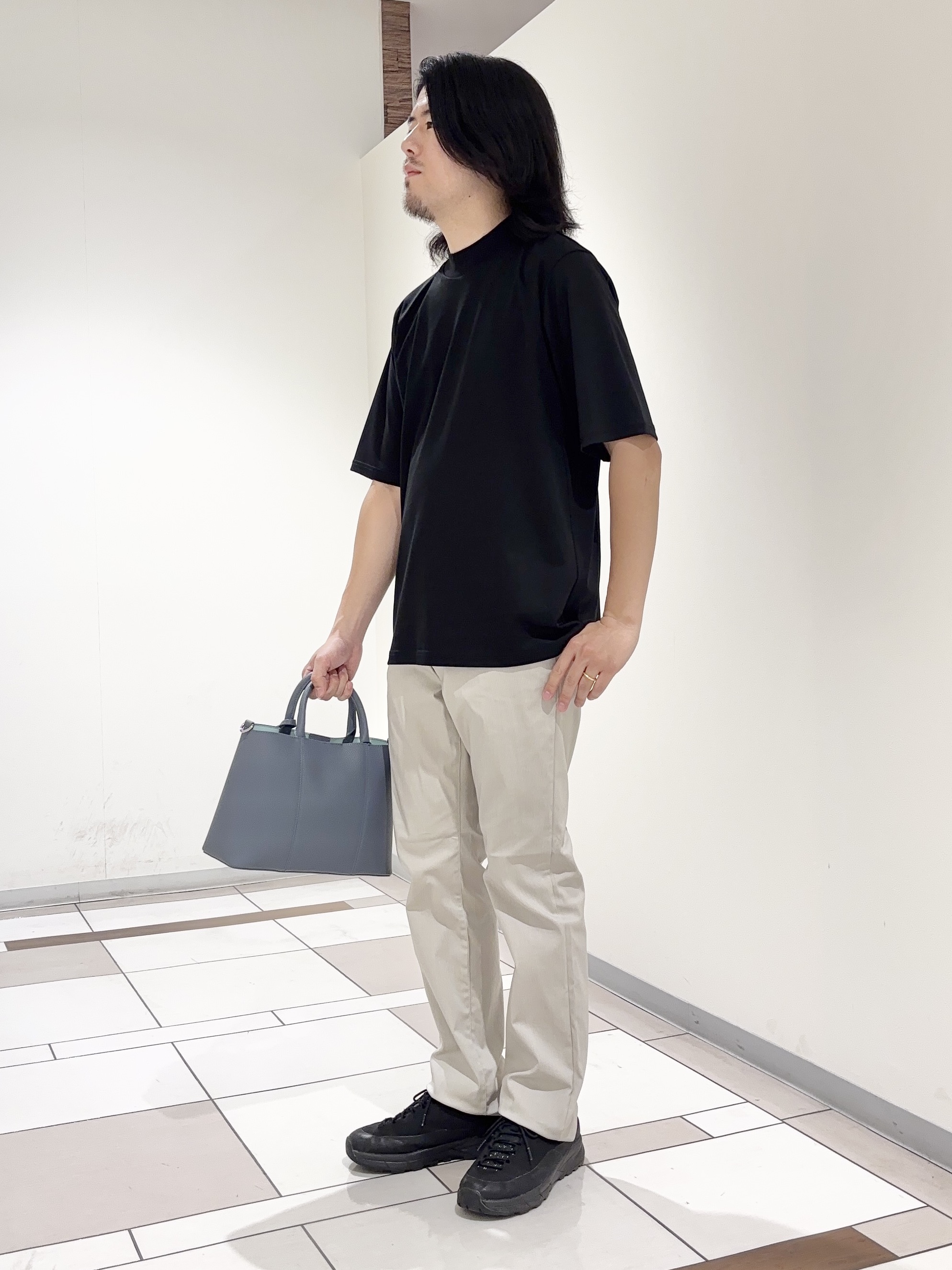 及川さんの「TAKEO KIKUCHI｜【接触冷感】アイスクリアコットン モックネック Tシャツ」を使ったコーディネート