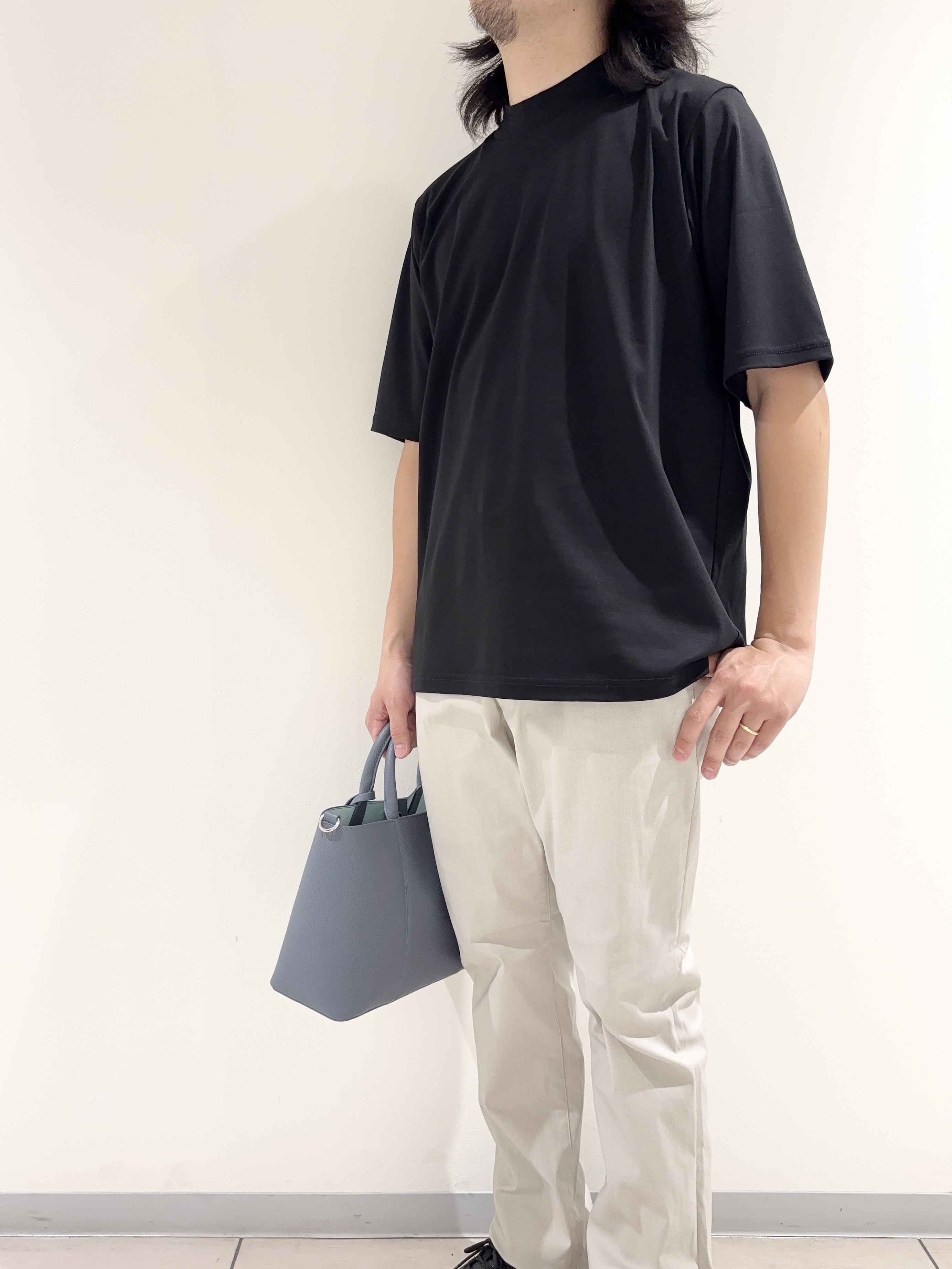 及川さんの「TAKEO KIKUCHI｜【接触冷感】アイスクリアコットン モックネック Tシャツ」を使ったコーディネート