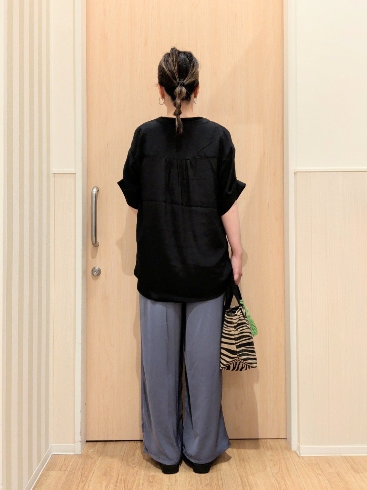 あさんの「SHOO･LA･RUE｜【ひんやり/UV】お袖の長さが調整出来る シャーリングスキッパーブラウス」を使ったコーディネート
