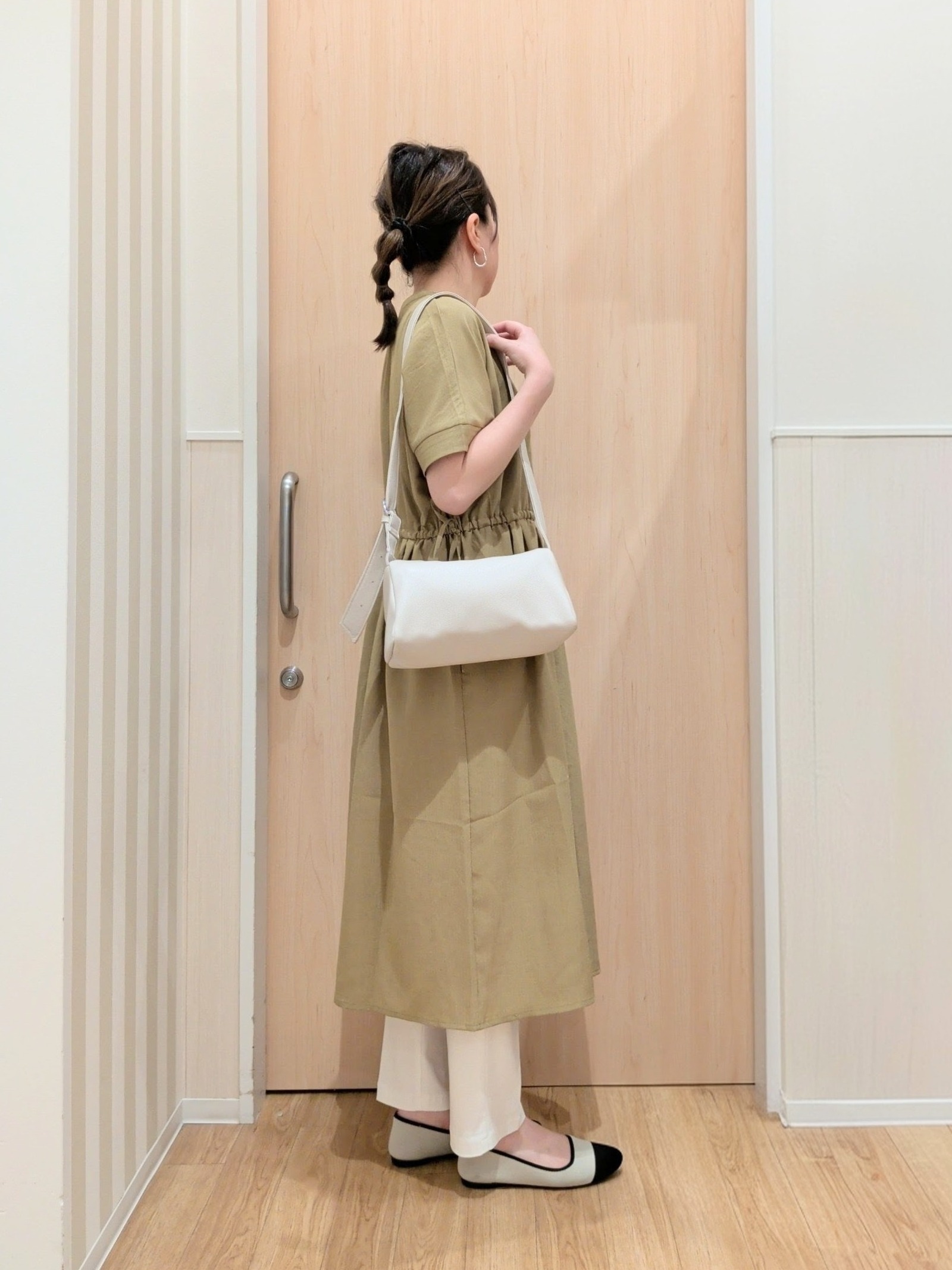 あさんの「SHOO･LA･RUE｜【洗濯機可/体型カバー】ウエストシャーリングでお腹周りが気にならない 麻調スキッパー脇リボンワンピー」を使ったコーディネート
