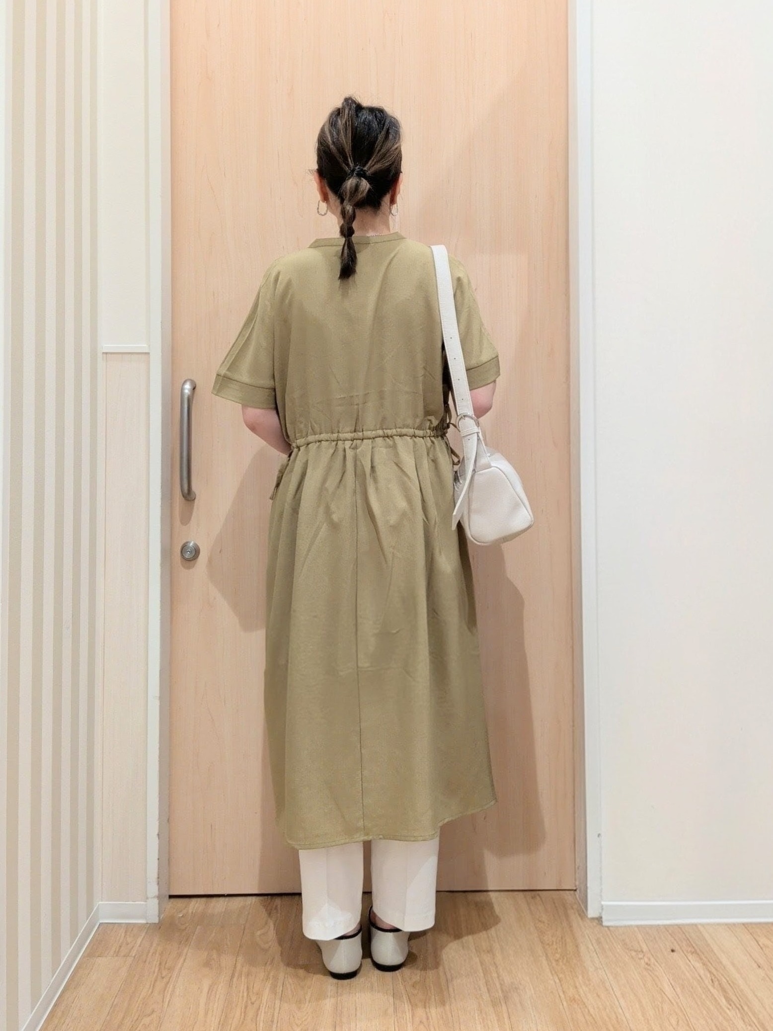 あさんの「SHOO･LA･RUE｜【洗濯機可/体型カバー】ウエストシャーリングでお腹周りが気にならない 麻調スキッパー脇リボンワンピー」を使ったコーディネート