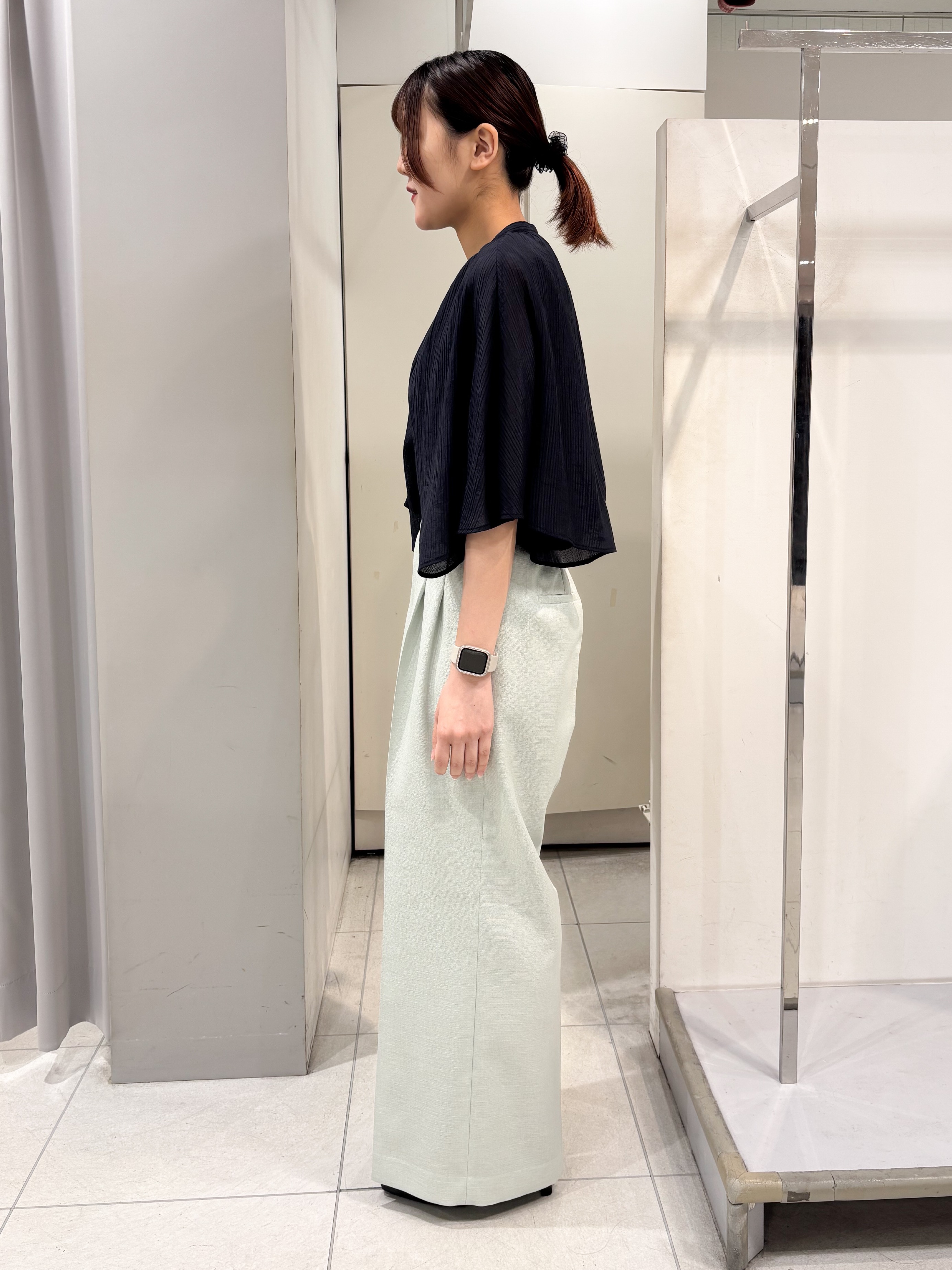 yuiさんの「Reflect｜ドビーストライプケープスリーブブラウス」を使ったコーディネート