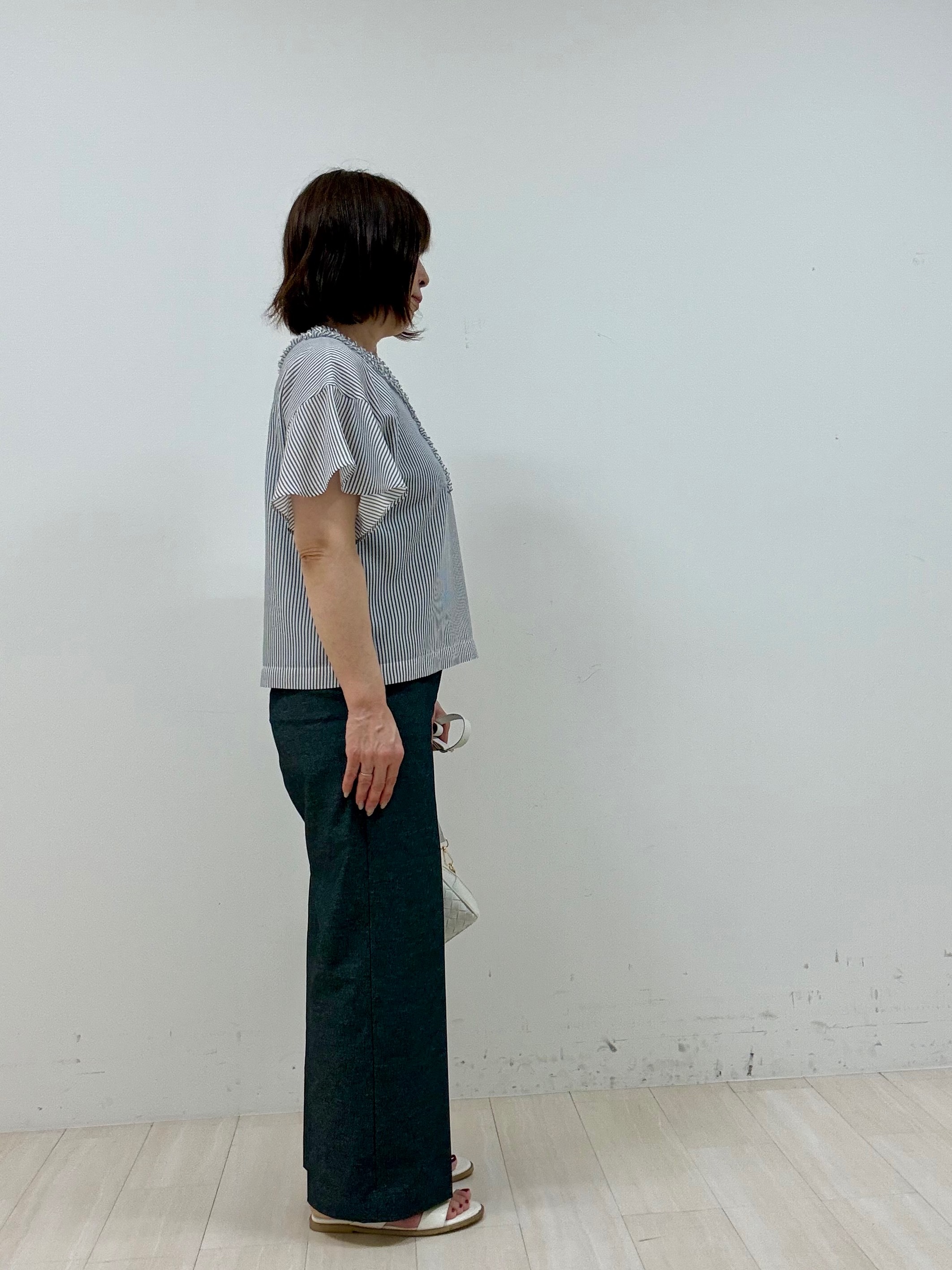 まつさんの「UNTITLED｜【接触冷感/通気性/洗える】Vネックフリルブラウス」を使ったコーディネート