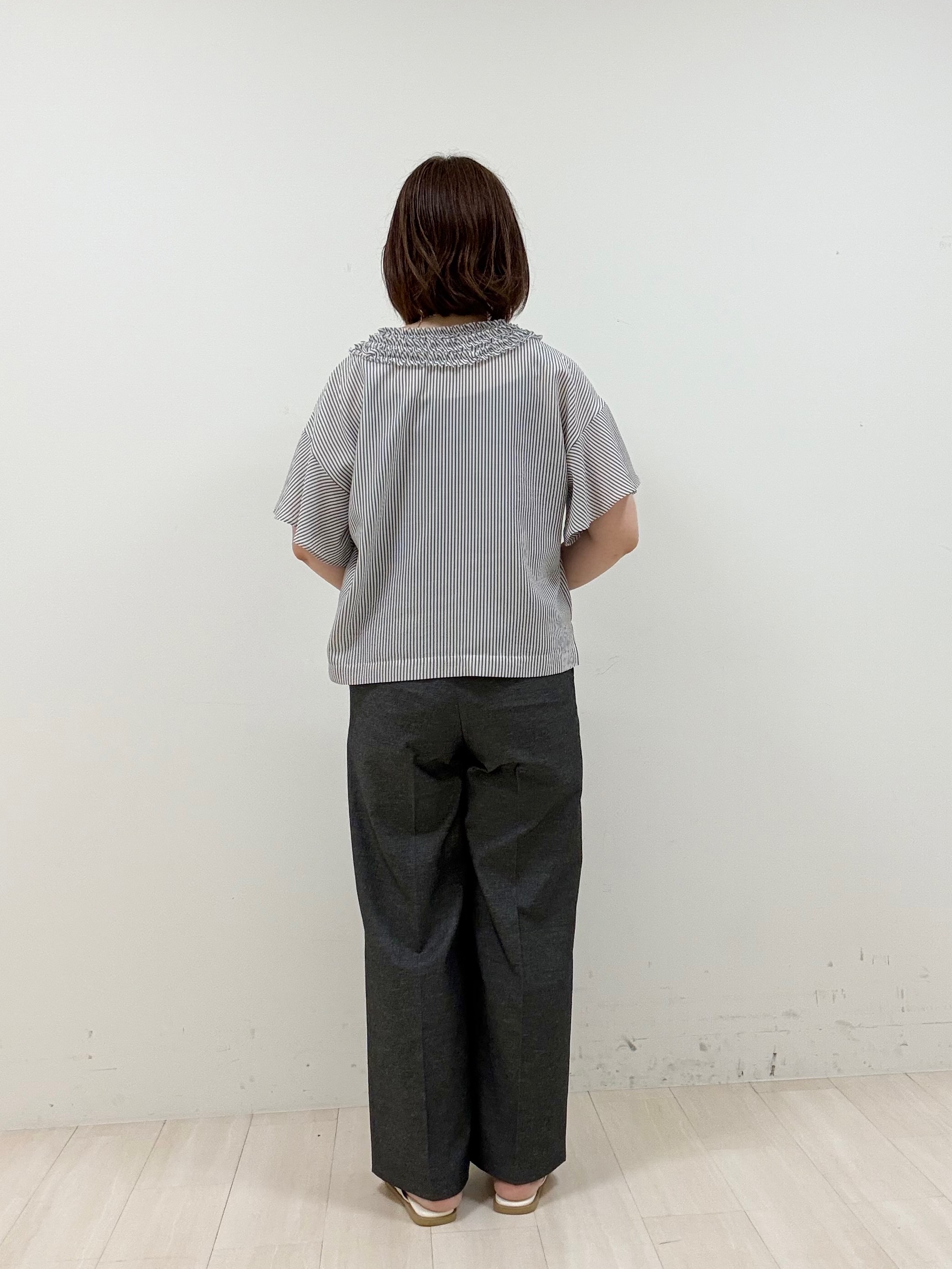 まつさんの「UNTITLED｜【接触冷感/通気性/洗える】Vネックフリルブラウス」を使ったコーディネート