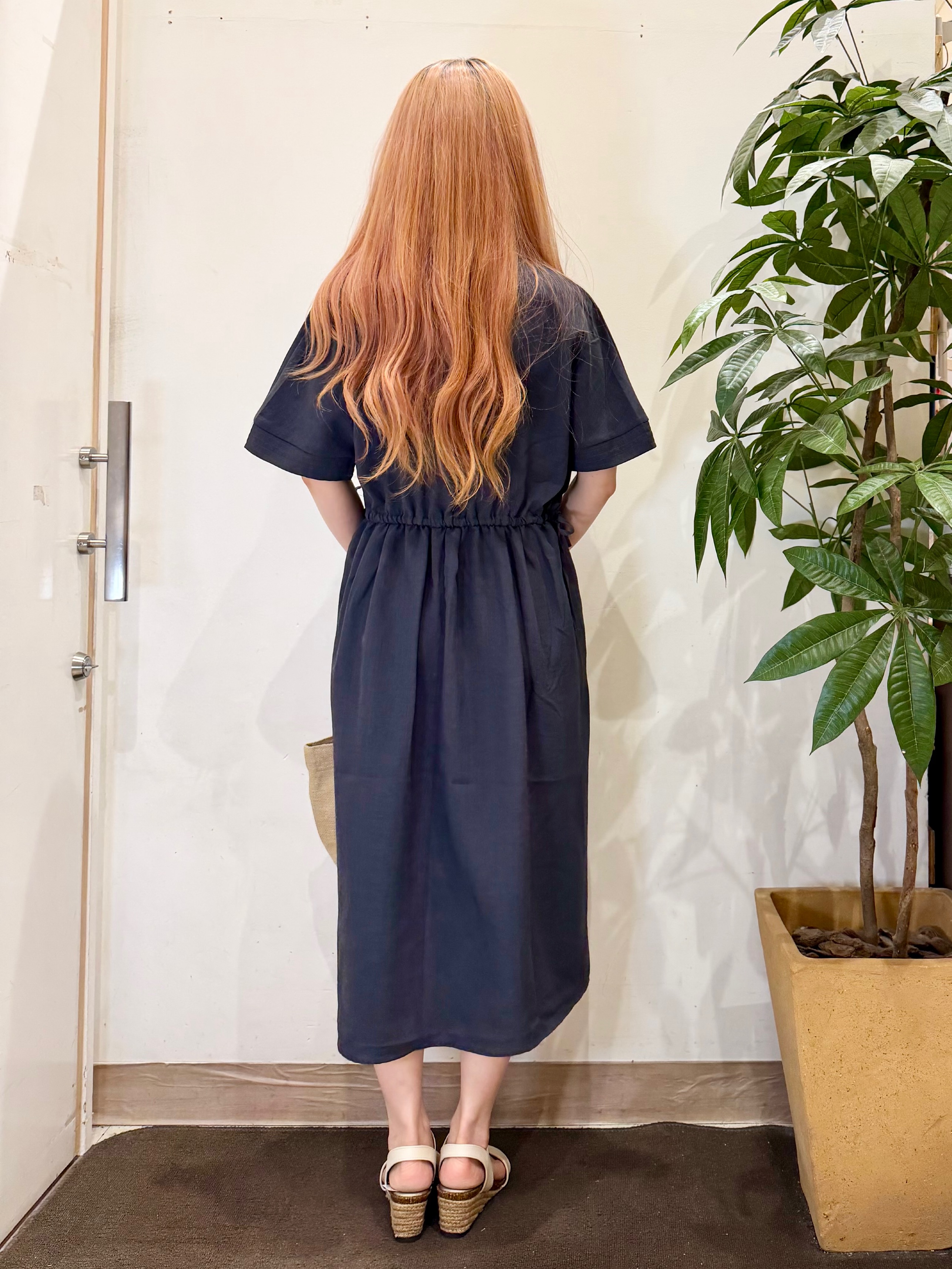 AYUMIさんの「SHOO･LA･RUE｜【洗濯機可/体型カバー】ウエストシャーリングでお腹周りが気にならない 麻調スキッパー脇リボンワンピー」を使ったコーディネート