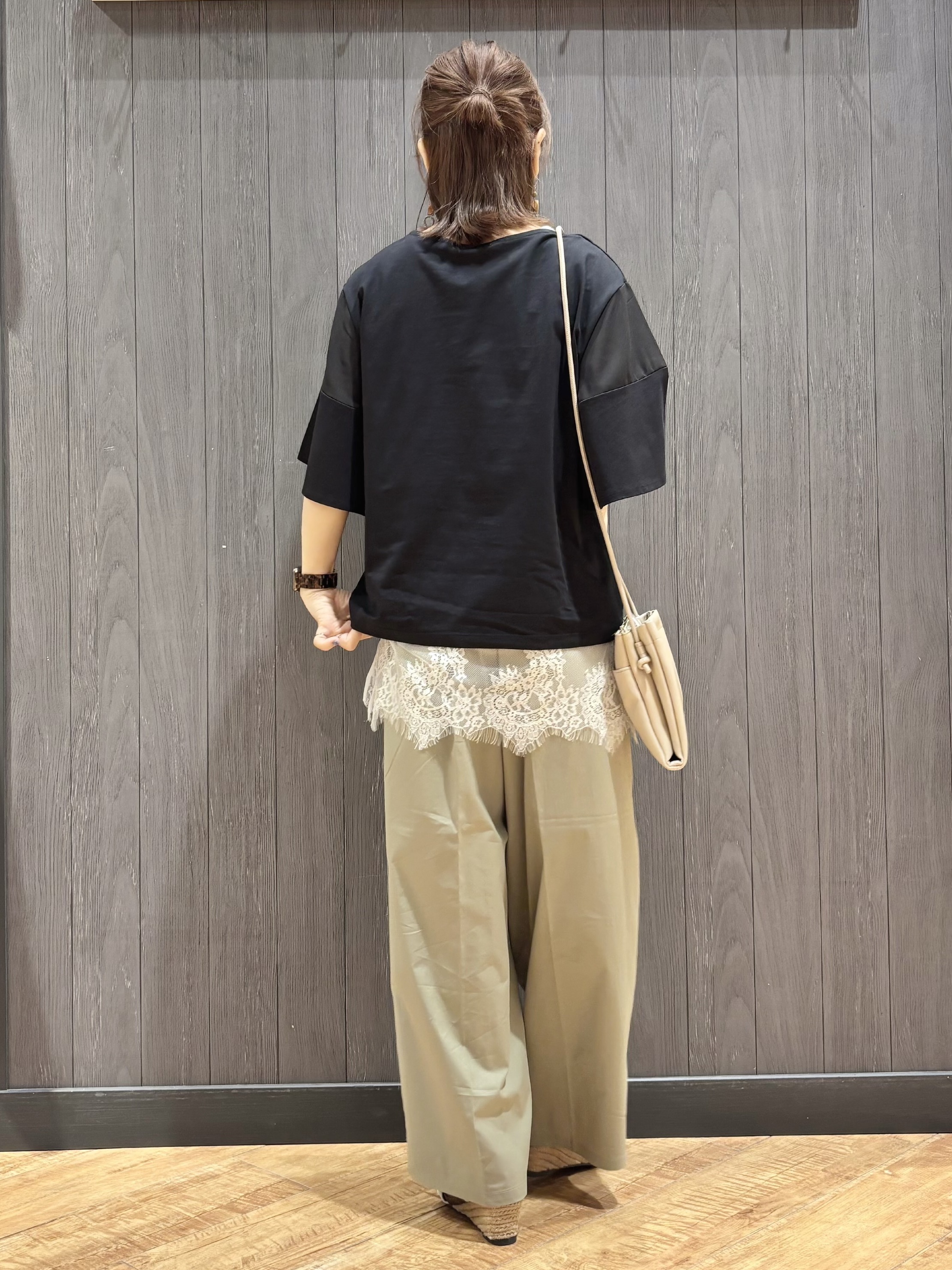 meiさんの「SHOO･LA･RUE｜【ひんやり/S-LL/体型カバー】フレアスリーブで二の腕を自然にカバー 浅VネックTシャツ」を使ったコーディネート