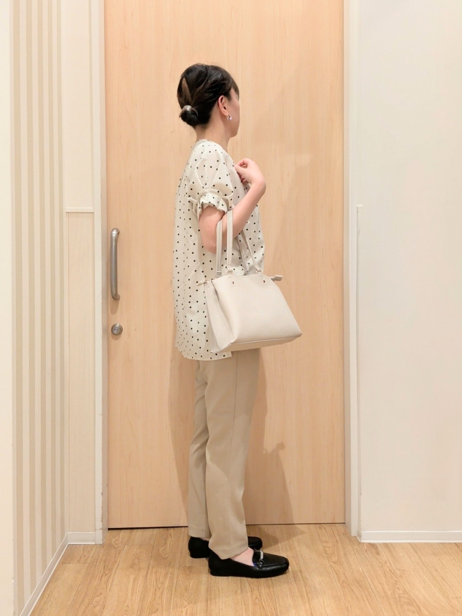 あさんの「SHOO･LA･RUE｜【洗濯機可／洗濯後しわになりにくい】大人の甘さをプラスする ドット柄袖タックブラウス」を使ったコーディネート