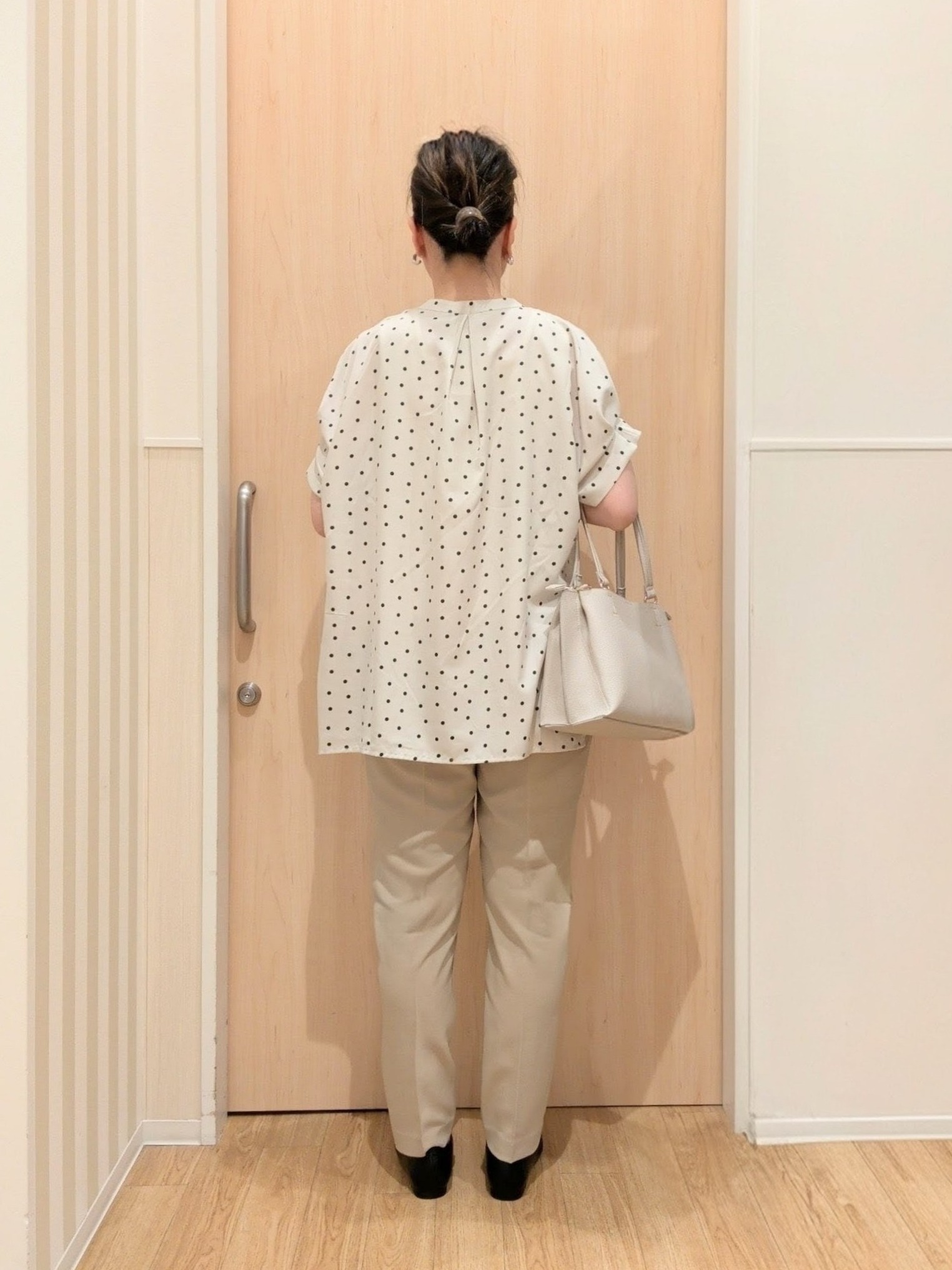あさんの「SHOO･LA･RUE｜【洗濯機可／洗濯後しわになりにくい】大人の甘さをプラスする ドット柄袖タックブラウス」を使ったコーディネート