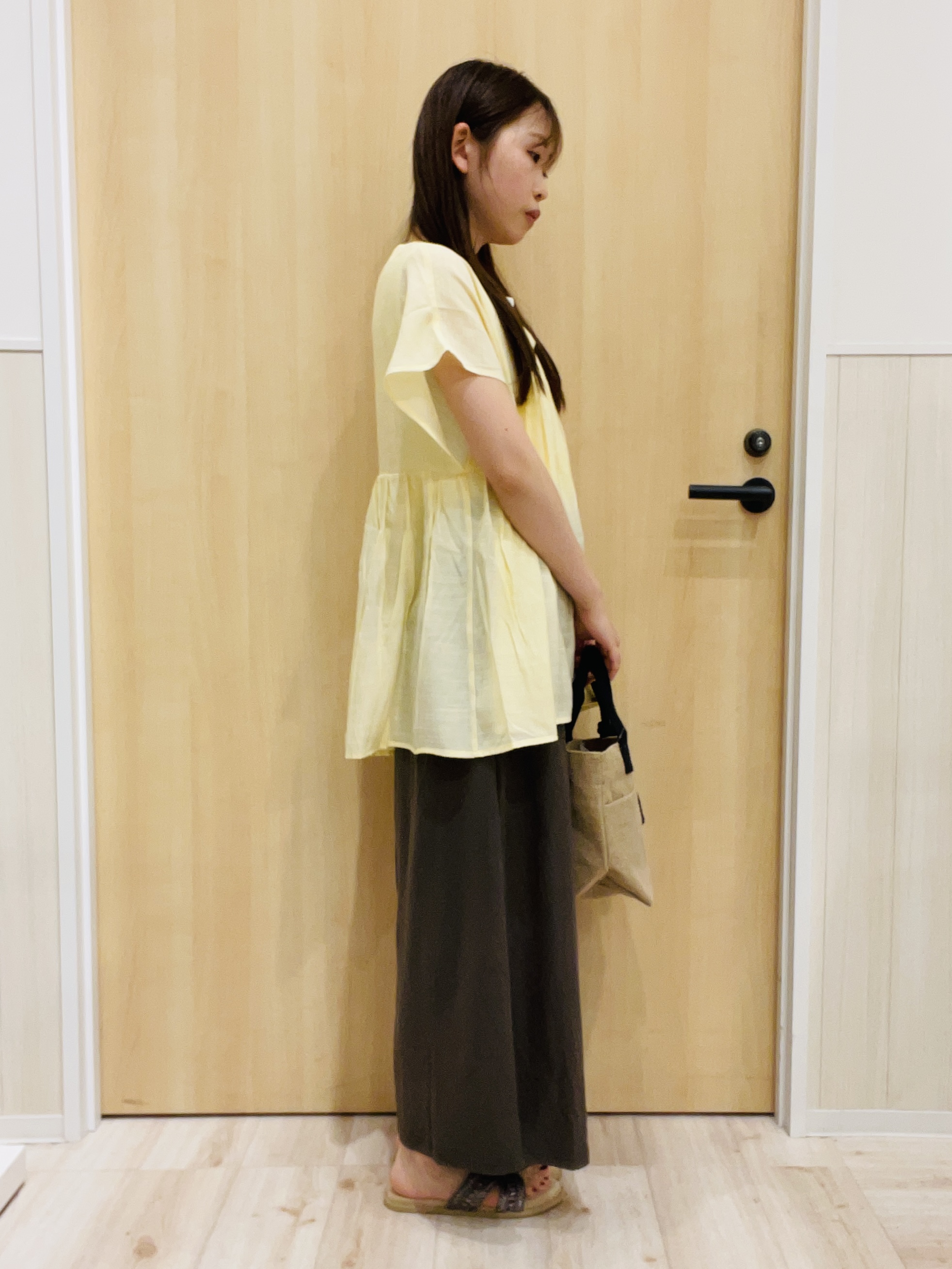 minamiさんの「SHOO･LA･RUE｜【ひんやり/UV/体型カバー】インせず着られる Vネックギャザーブラウス」を使ったコーディネート
