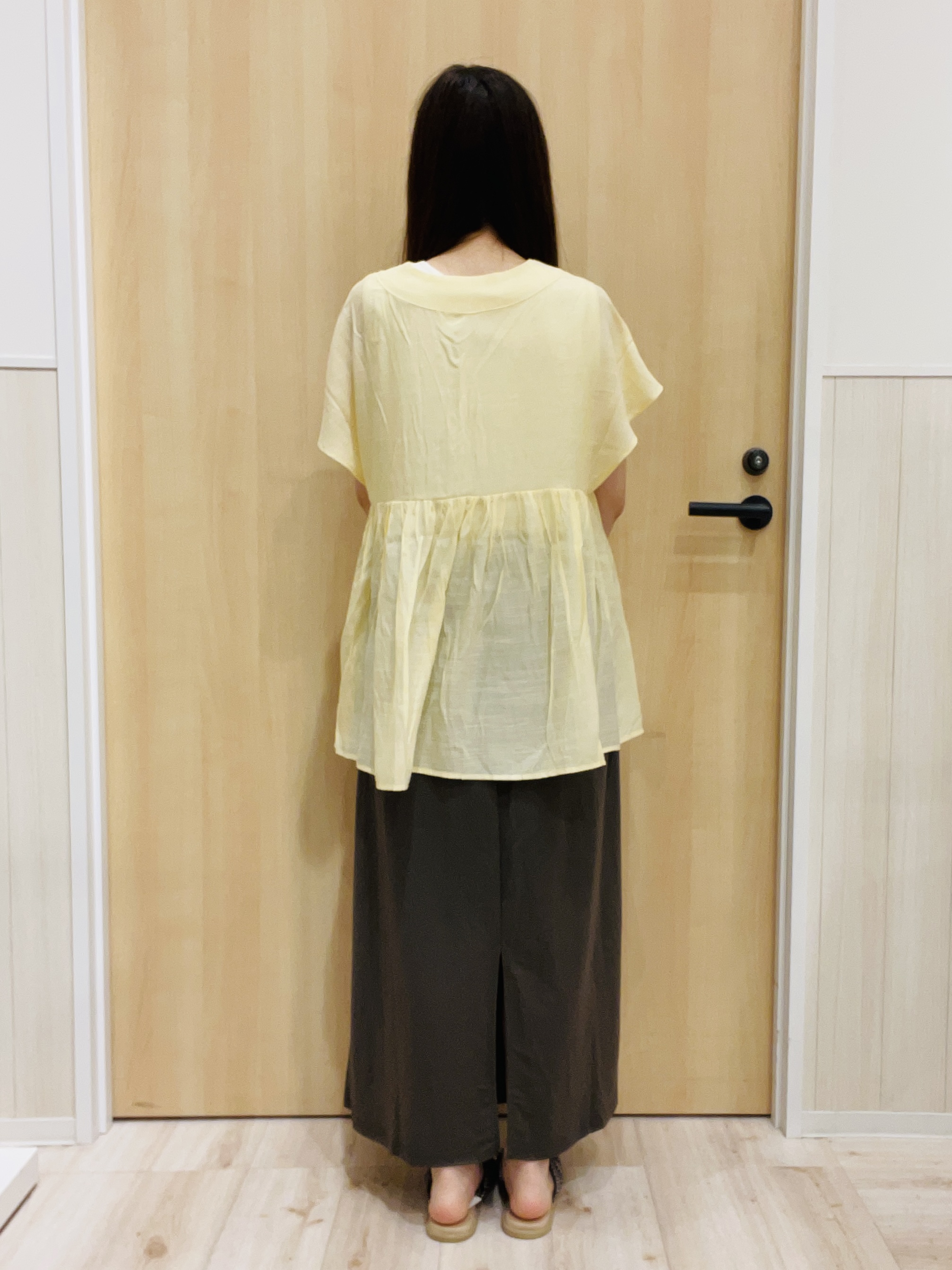 minamiさんの「SHOO･LA･RUE｜【ひんやり/UV/体型カバー】インせず着られる Vネックギャザーブラウス」を使ったコーディネート