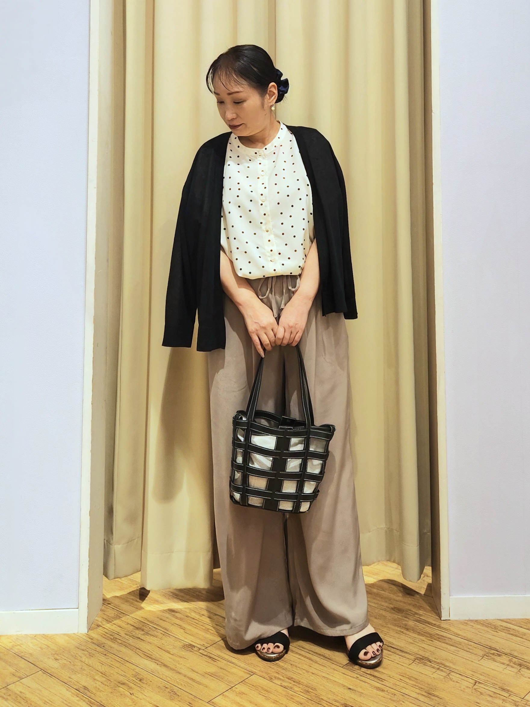くまさんの「SHOO･LA･RUE｜【ひんやり/洗濯機可/S-LL】オンにもオフにも マルチに使えるボタンレスカーディガン」を使ったコーディネート