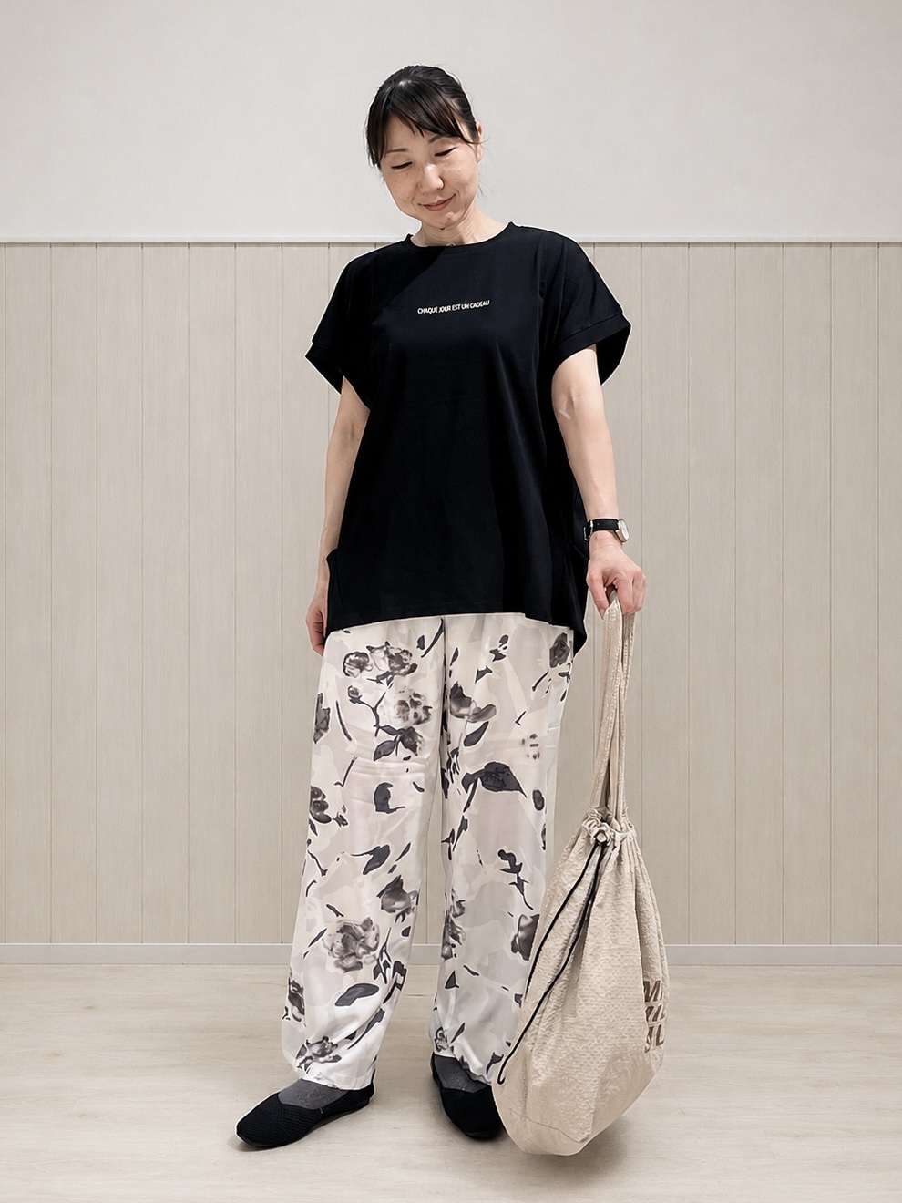 まつみさんの「SHOO･LA･RUE｜【汗じみ防止/ひんやり/S-LL】インせず着られる 刺繍ロゴTシャツ」を使ったコーディネート