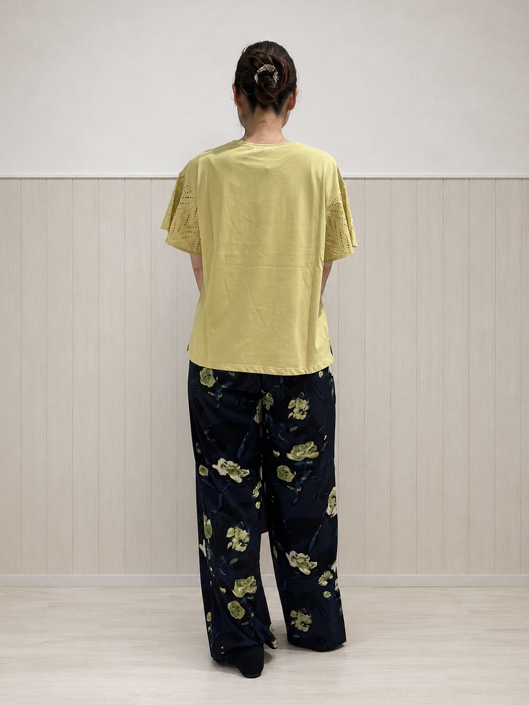 まつみさんの「SHOO･LA･RUE｜【汗じみ防止/ひんやり/S-LL】レースが華やか お袖フレアTシャツ」を使ったコーディネート