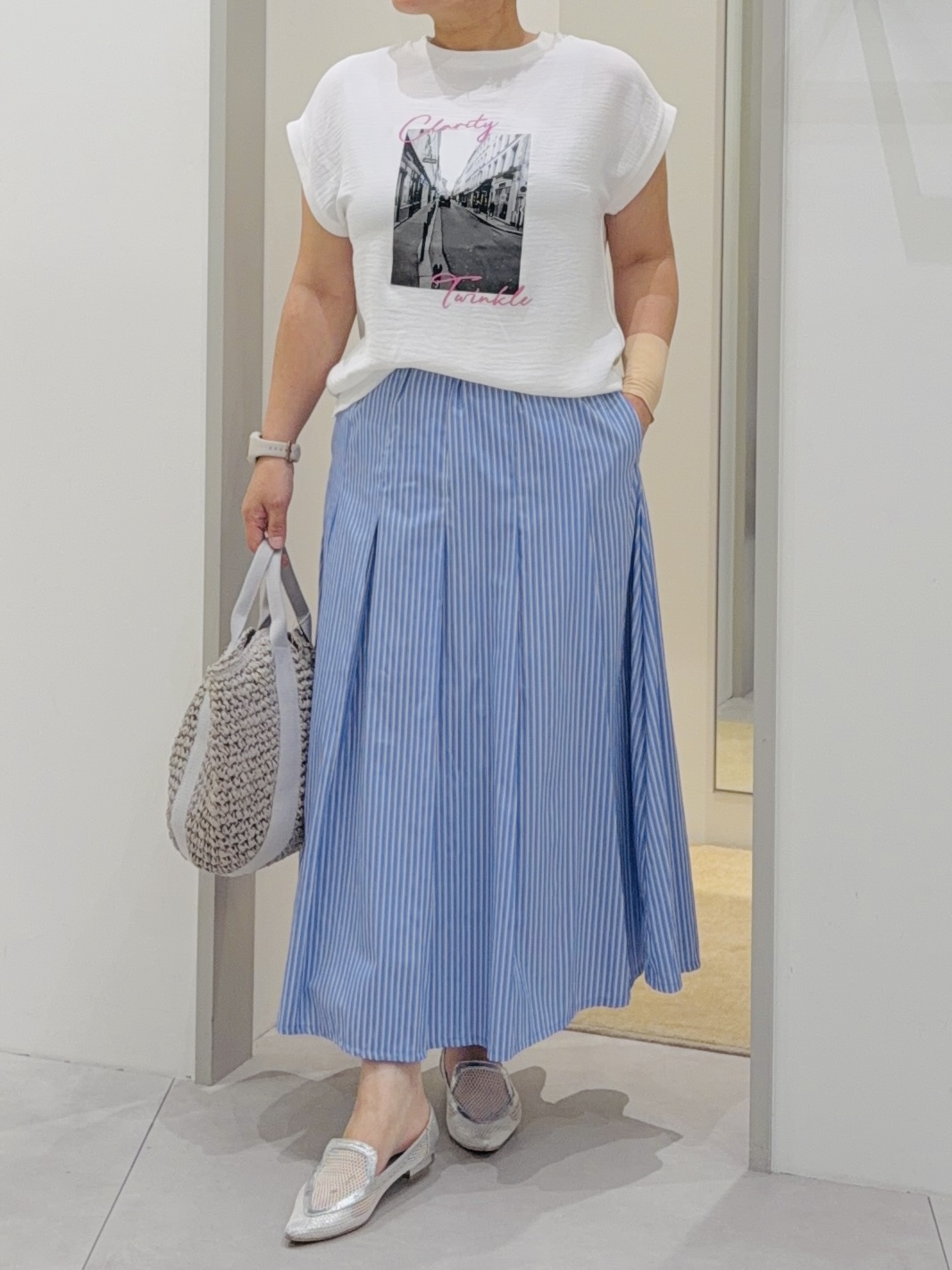 タナさんの「THE SHOP TK｜【ひんやりさらさら】軽やかに着られる プリントTシャツ」を使ったコーディネート