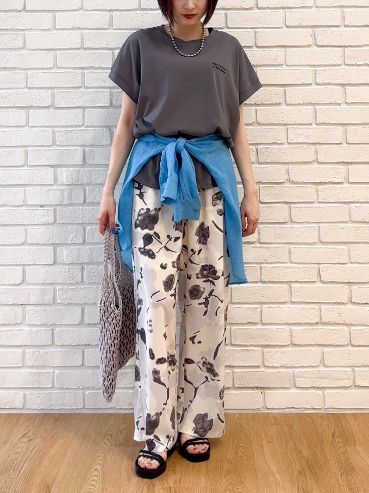 𝐜𝐡𝐢𝐤𝐚さんの「SHOO･LA･RUE｜【汗じみ防止/ひんやり/S-LL】インせず着られる 刺繍ロゴTシャツ」を使ったコーディネート
