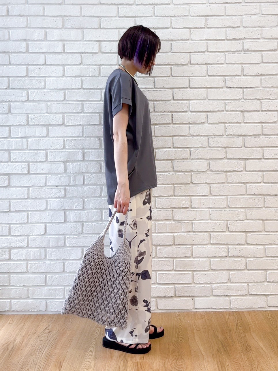 𝐜𝐡𝐢𝐤𝐚さんの「SHOO･LA･RUE｜【汗じみ防止/ひんやり/S-LL】インせず着られる 刺繍ロゴTシャツ」を使ったコーディネート