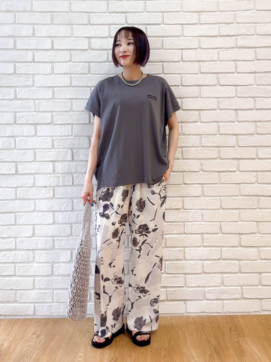 𝐜𝐡𝐢𝐤𝐚さんの「SHOO･LA･RUE｜【汗じみ防止/ひんやり/S-LL】インせず着られる 刺繍ロゴTシャツ」を使ったコーディネート