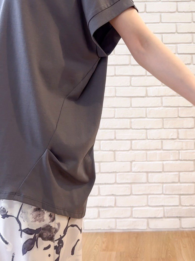 𝐜𝐡𝐢𝐤𝐚さんの「SHOO･LA･RUE｜【汗じみ防止/ひんやり/S-LL】インせず着られる 刺繍ロゴTシャツ」を使ったコーディネート