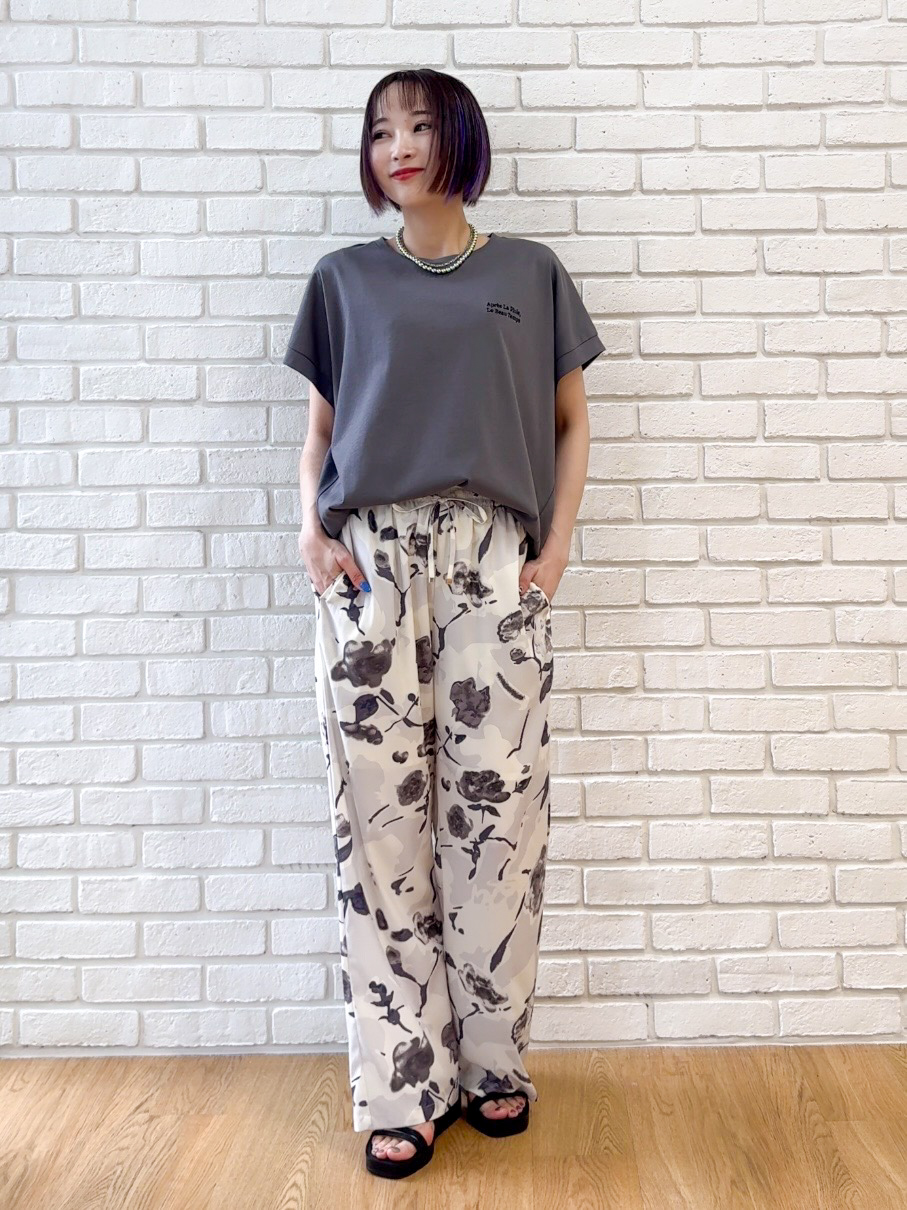 𝐜𝐡𝐢𝐤𝐚さんの「SHOO･LA･RUE｜【汗じみ防止/ひんやり/S-LL】インせず着られる 刺繍ロゴTシャツ」を使ったコーディネート