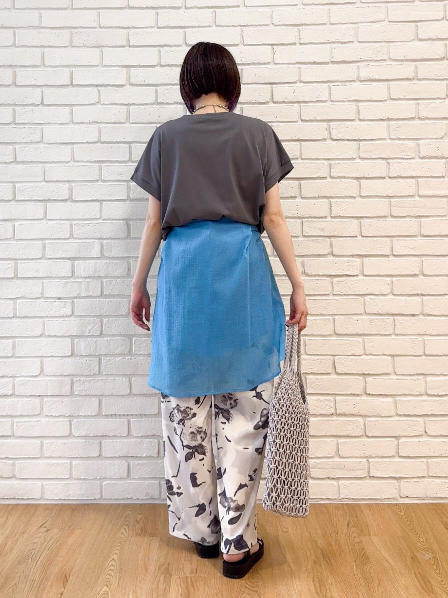 𝐜𝐡𝐢𝐤𝐚さんの「SHOO･LA･RUE｜【汗じみ防止/ひんやり/S-LL】インせず着られる 刺繍ロゴTシャツ」を使ったコーディネート