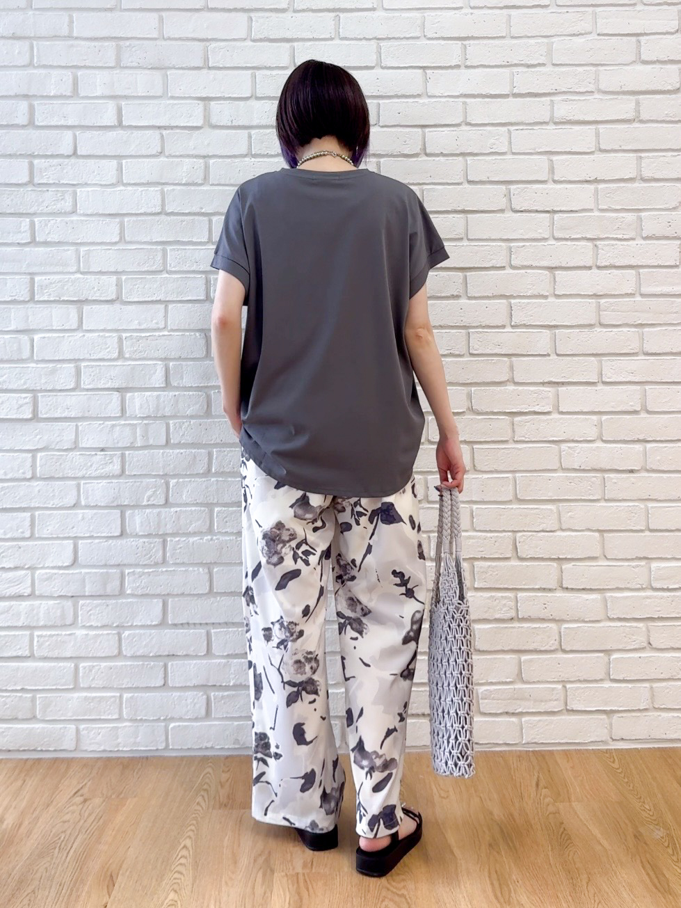 𝐜𝐡𝐢𝐤𝐚さんの「SHOO･LA･RUE｜【汗じみ防止/ひんやり/S-LL】インせず着られる 刺繍ロゴTシャツ」を使ったコーディネート