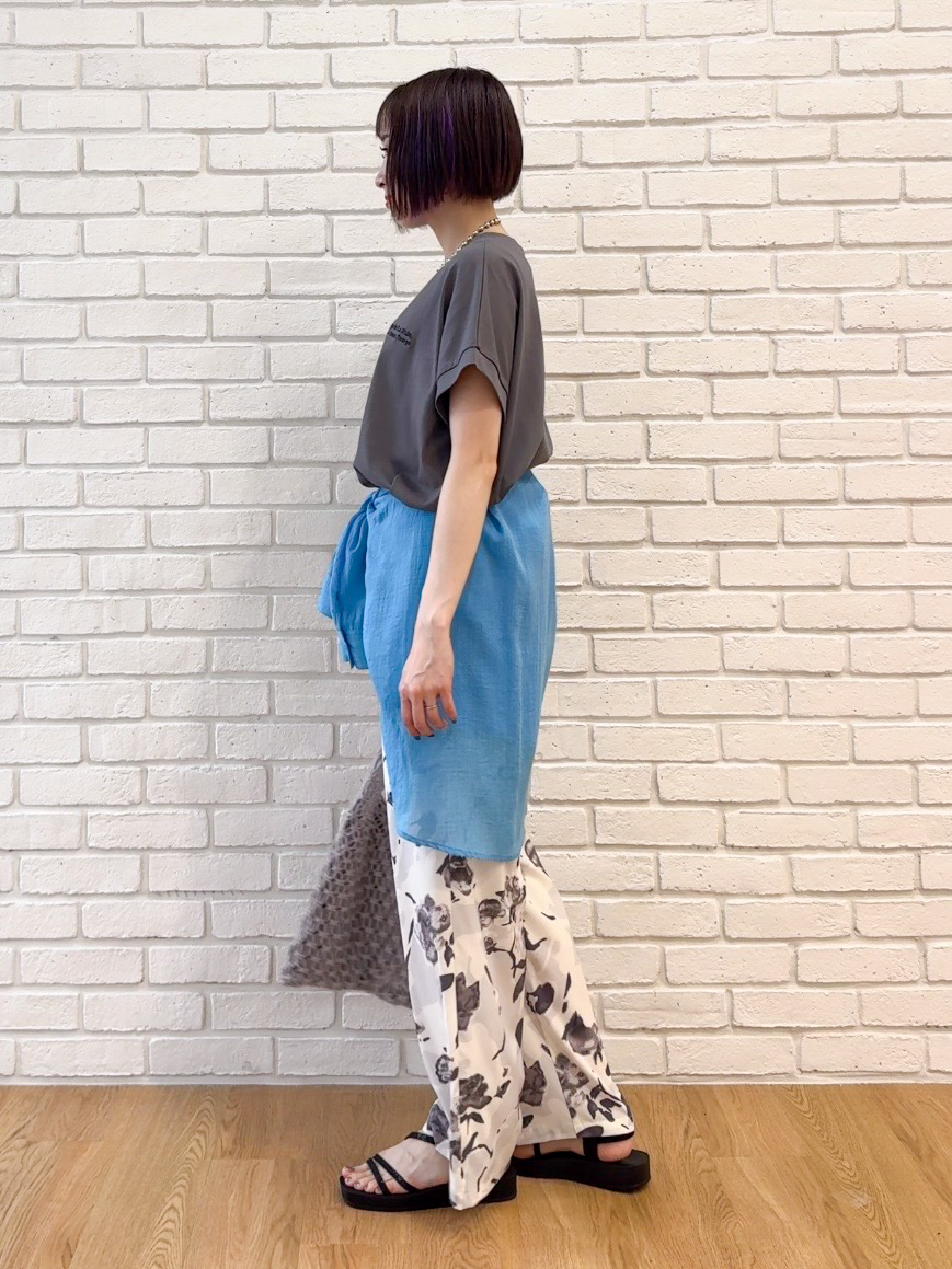 𝐜𝐡𝐢𝐤𝐚さんの「SHOO･LA･RUE｜【汗じみ防止/ひんやり/S-LL】インせず着られる 刺繍ロゴTシャツ」を使ったコーディネート