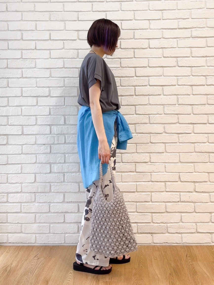 𝐜𝐡𝐢𝐤𝐚さんの「SHOO･LA･RUE｜【汗じみ防止/ひんやり/S-LL】インせず着られる 刺繍ロゴTシャツ」を使ったコーディネート