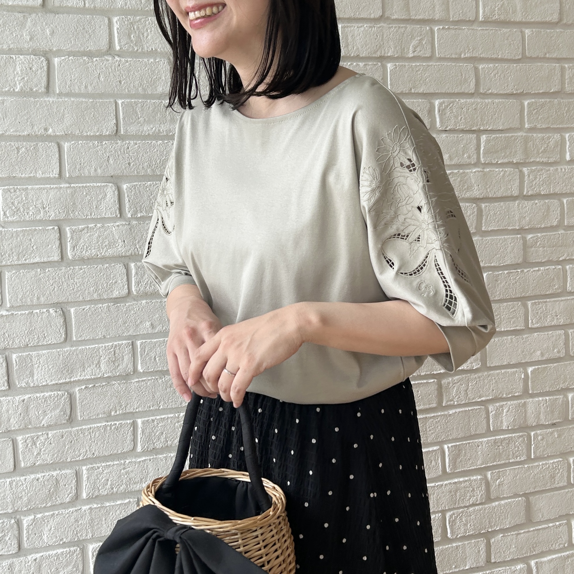shinoさんの「Couture brooch｜【接触冷感・UVカット】エンブロドルマントップス」を使ったコーディネート