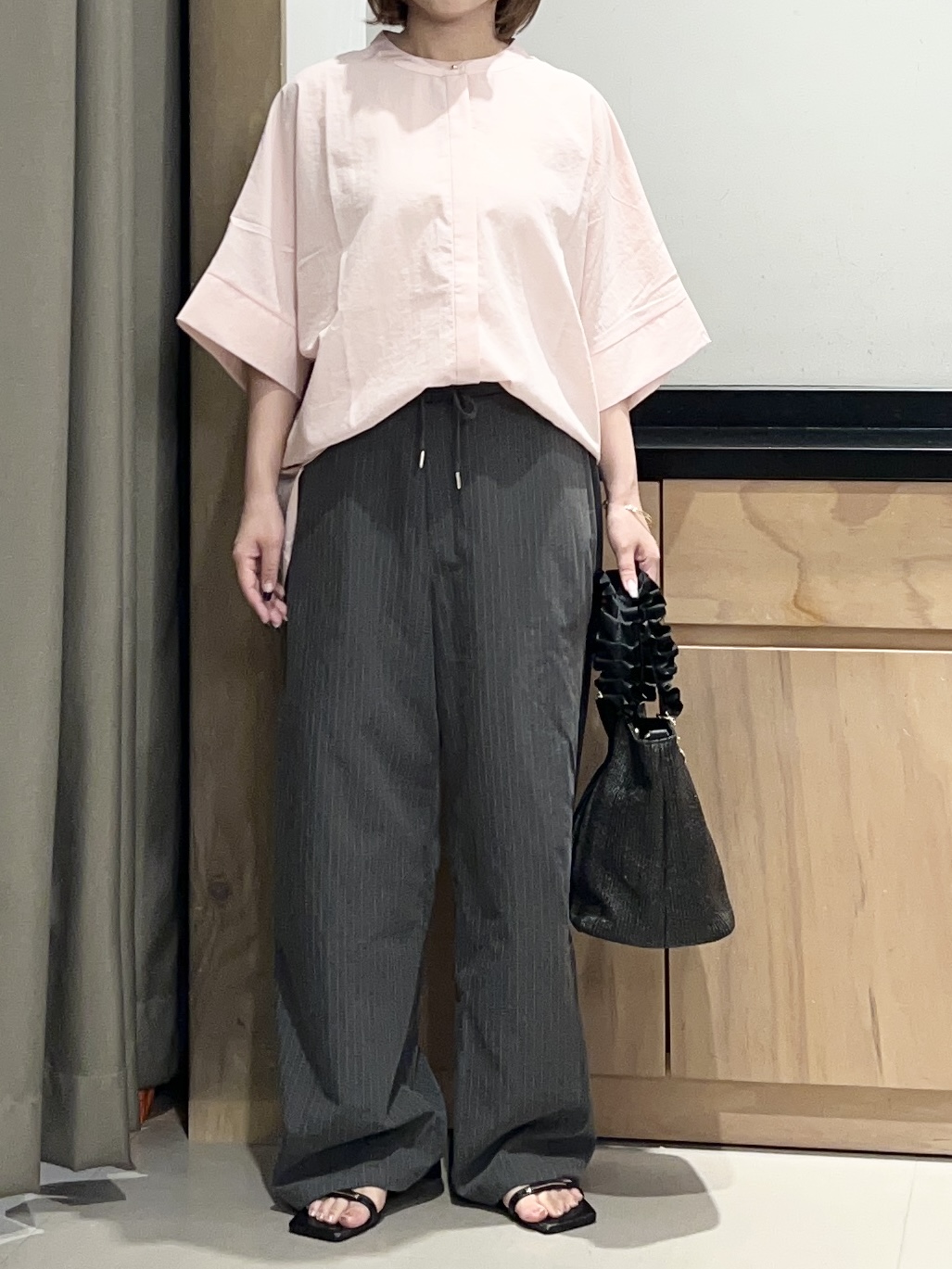 かのさんの「THE SHOP TK｜【高レビュー/体型カバー】さらっと快適 ドルマン5分袖ブラウス」を使ったコーディネート