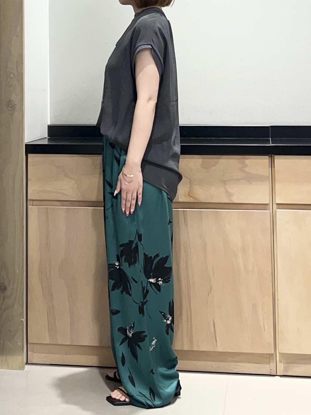 かのさんの「THE SHOP TK｜【ひんやりさらさら】軽やかに着られる プリントTシャツ」を使ったコーディネート