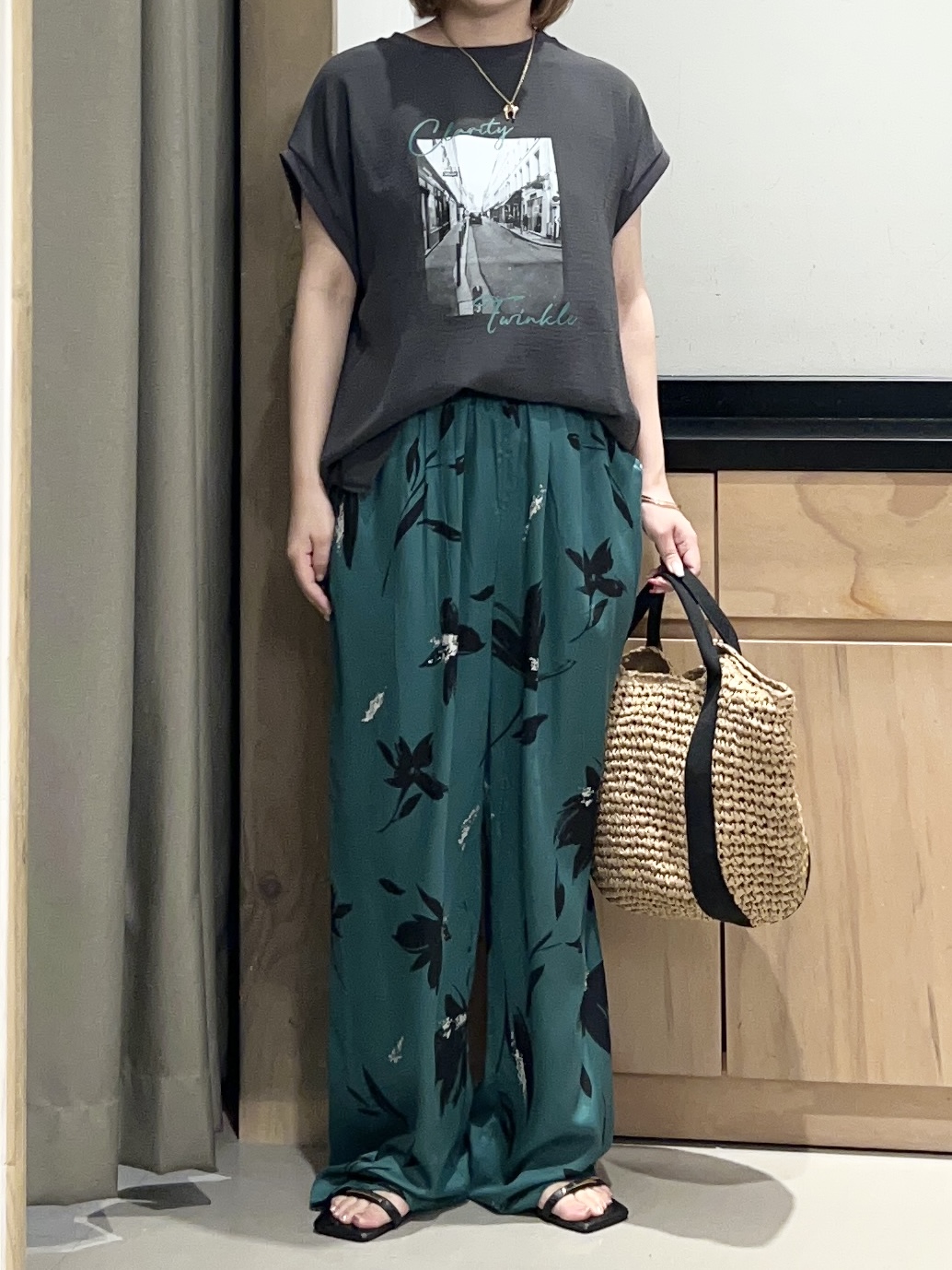 かのさんの「THE SHOP TK｜【ひんやりさらさら】軽やかに着られる プリントTシャツ」を使ったコーディネート