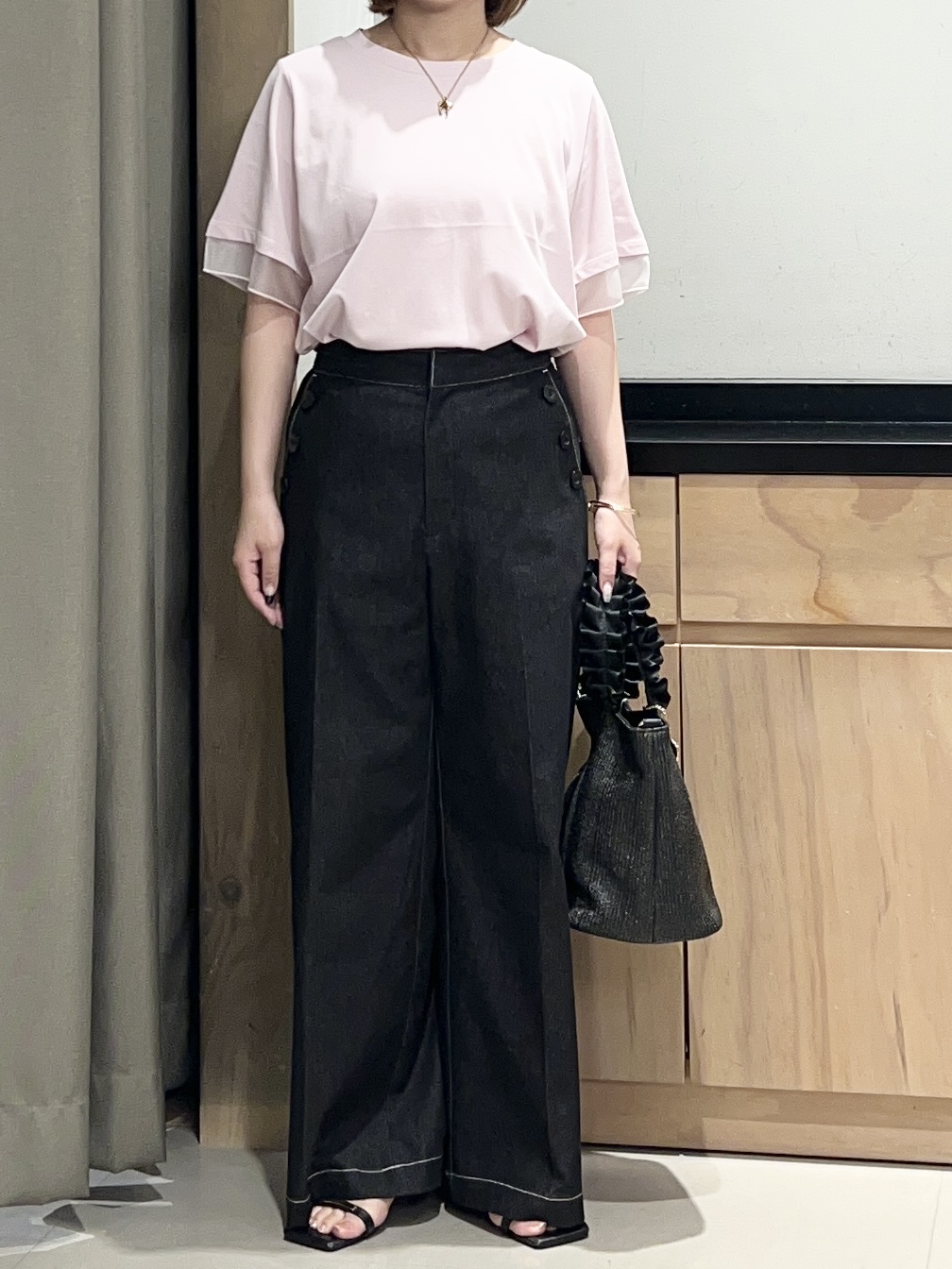 かのさんの「THE SHOP TK｜【M-XL/ひんやり】上品な透け感 袖口シアーTシャツ」を使ったコーディネート