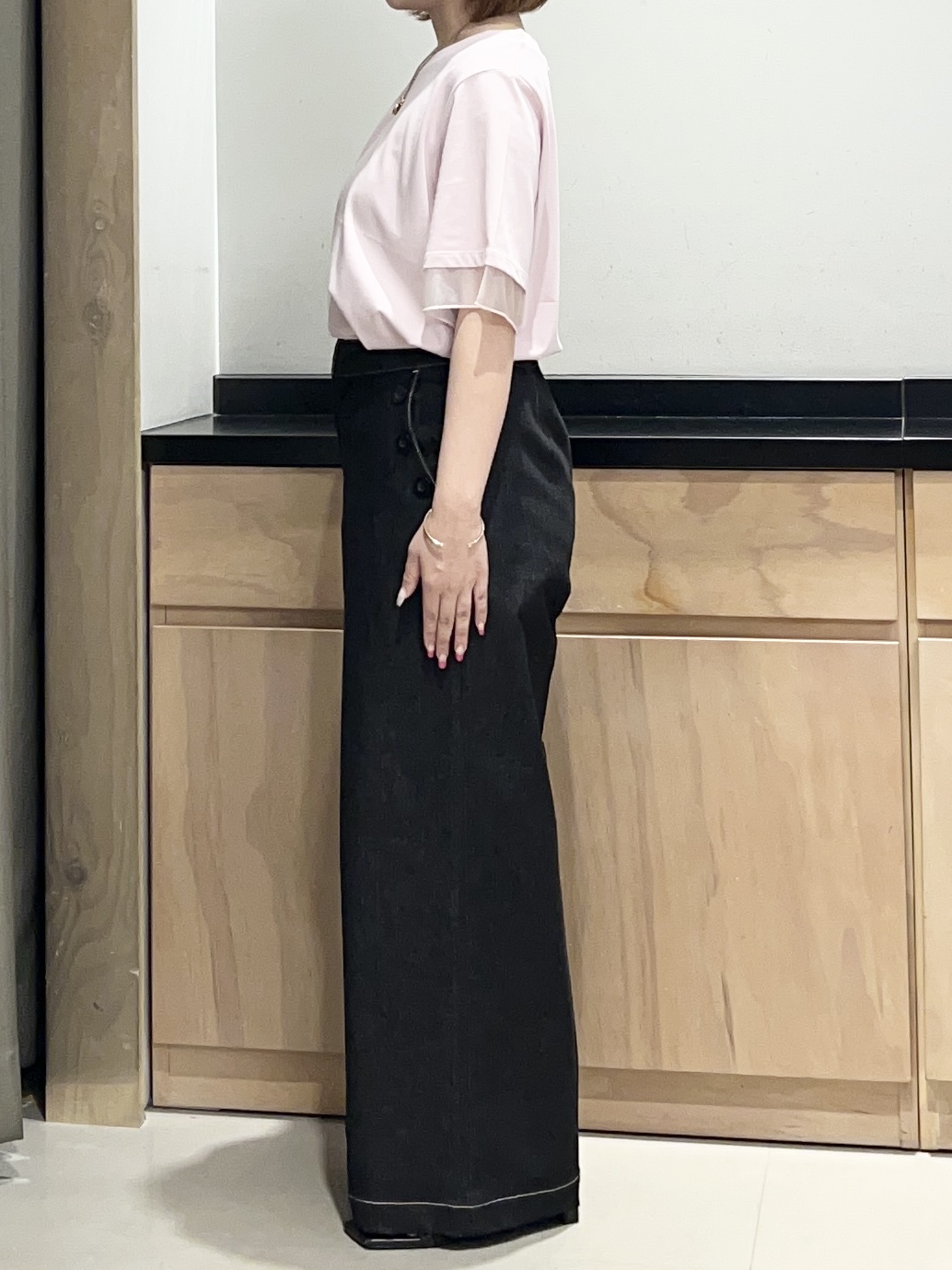 かのさんの「THE SHOP TK｜【M-XL/ひんやり】上品な透け感 袖口シアーTシャツ」を使ったコーディネート