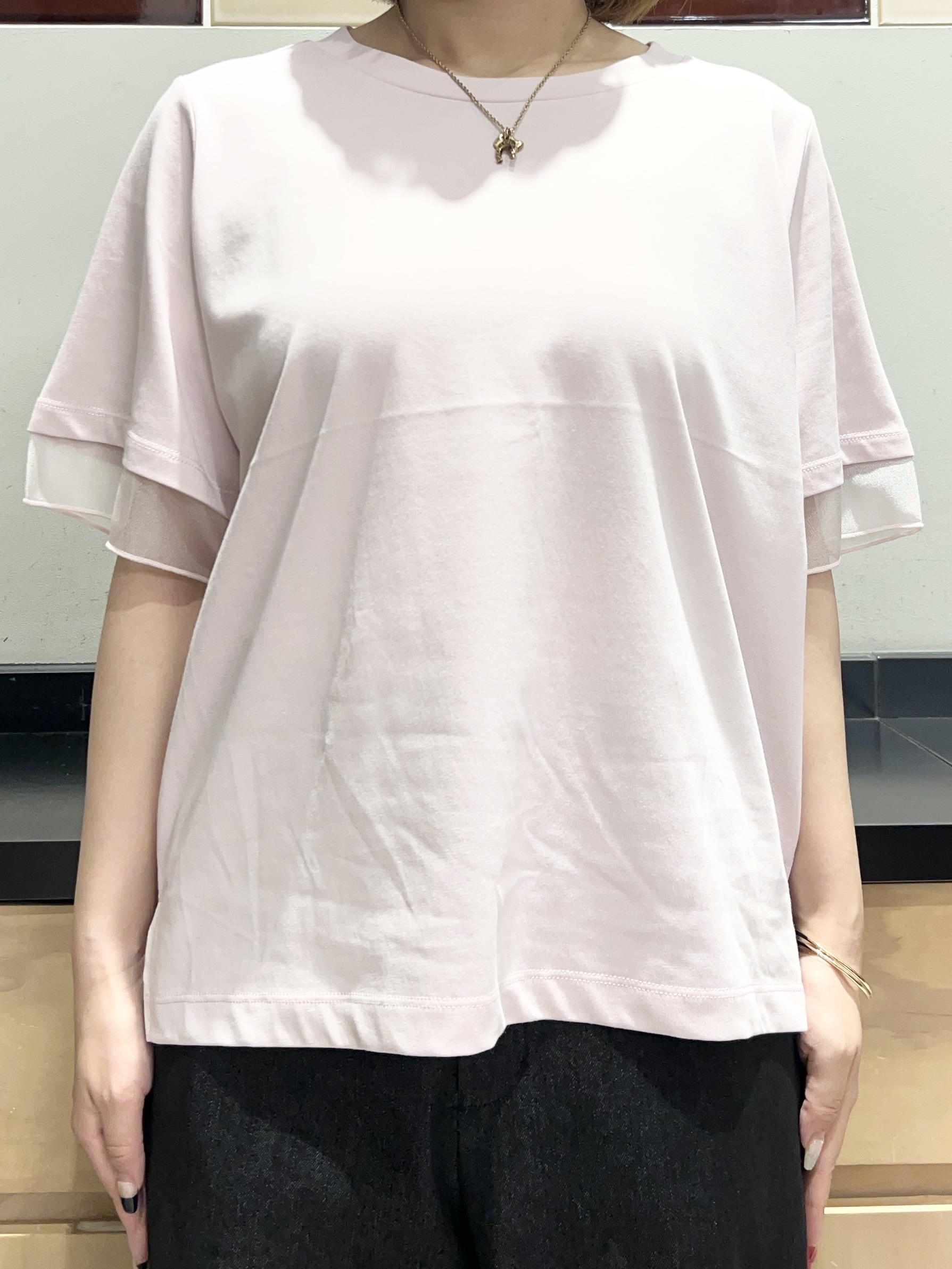 かのさんの「THE SHOP TK｜【M-XL/ひんやり】上品な透け感 袖口シアーTシャツ」を使ったコーディネート