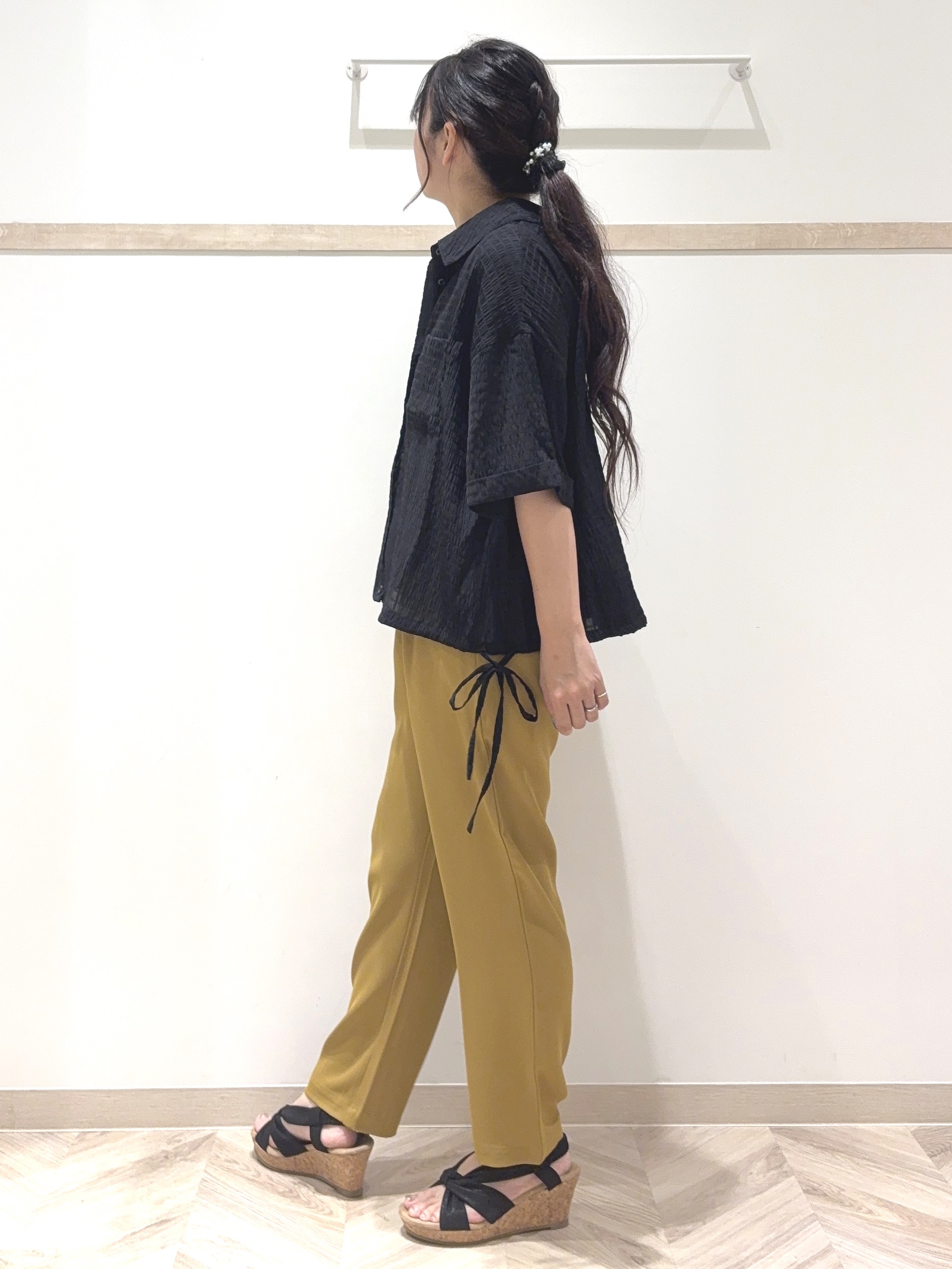 nanaさんの「SHOO･LA･RUE｜【S-LL/洗濯機可/体型カバー】さらさら シャーリングシフォン 裾ドロストシャツ」を使ったコーディネート