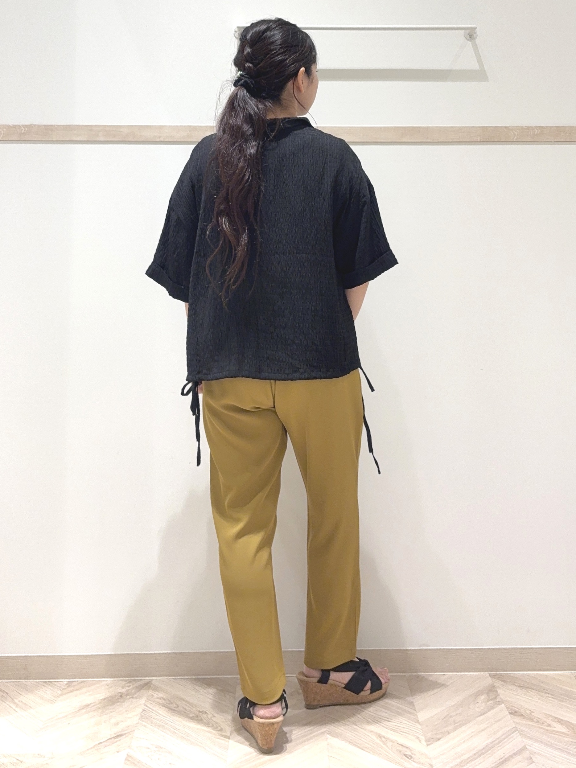 nanaさんの「SHOO･LA･RUE｜【S-LL/洗濯機可/体型カバー】さらさら シャーリングシフォン 裾ドロストシャツ」を使ったコーディネート