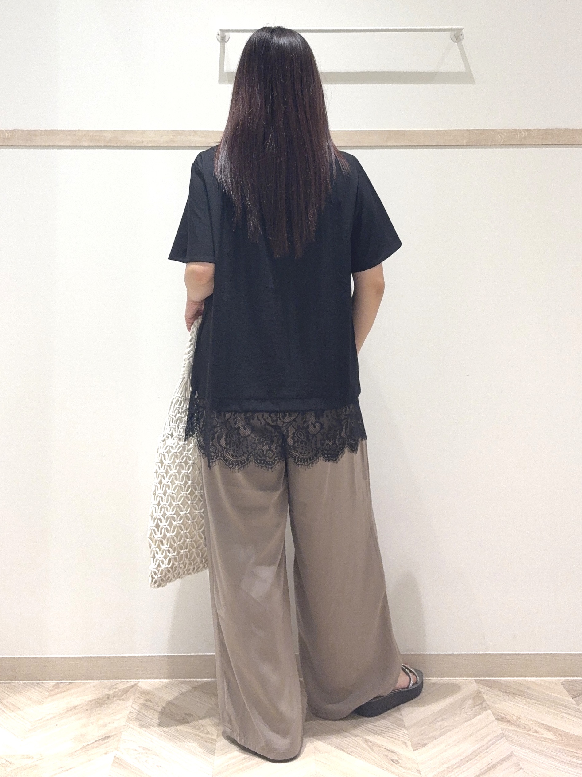 nanaさんの「SHOO･LA･RUE｜【S-LL/洗濯機可】軽凛(かろりん)ひんやり スキッパー裾レースブラウス」を使ったコーディネート