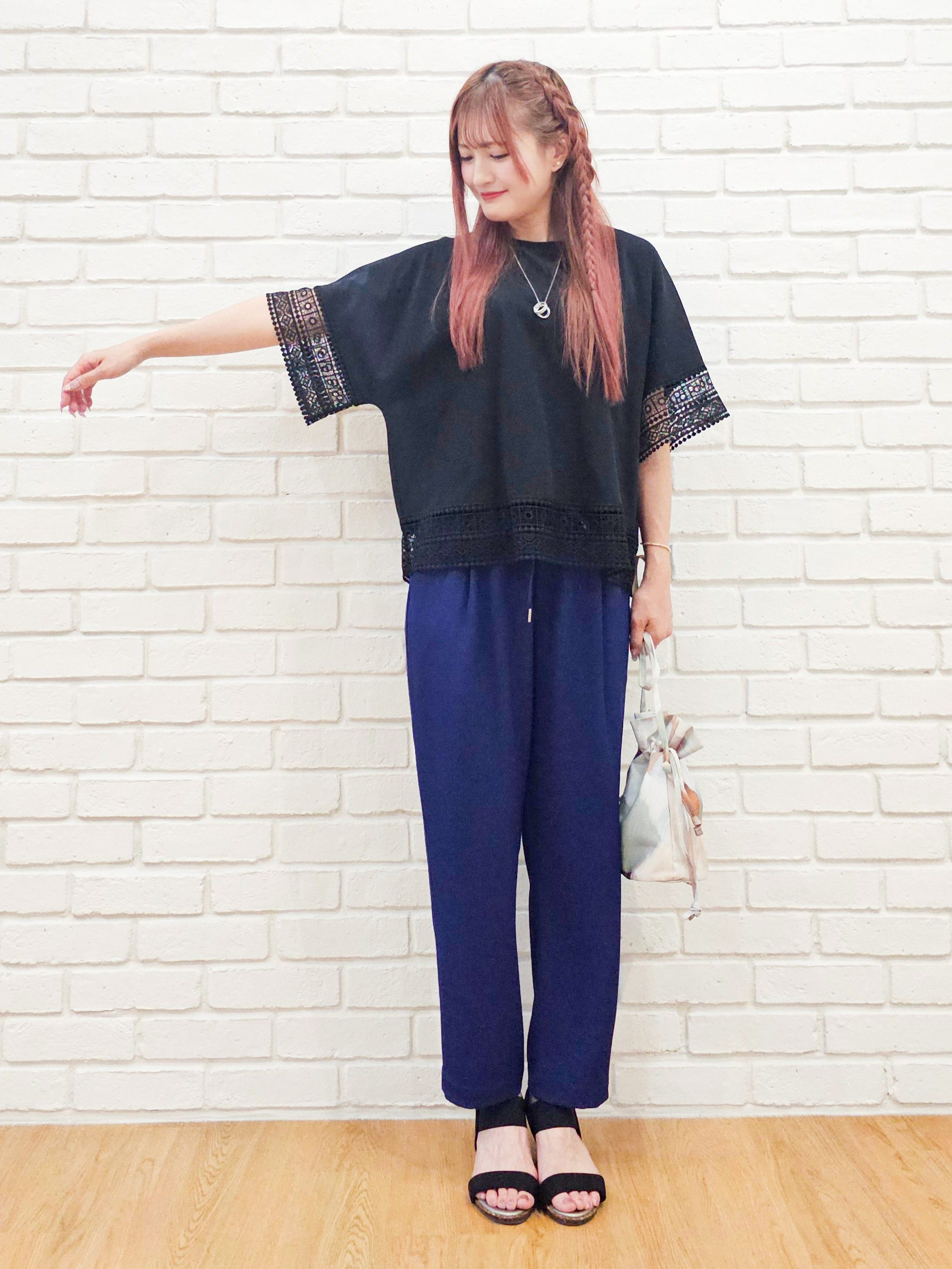 ゆゆさんの「SHOO･LA･RUE｜【洗濯機可/ひんやり/体型カバー/S-LL】レース使いがポイント デザインTシャツ」を使ったコーディネート