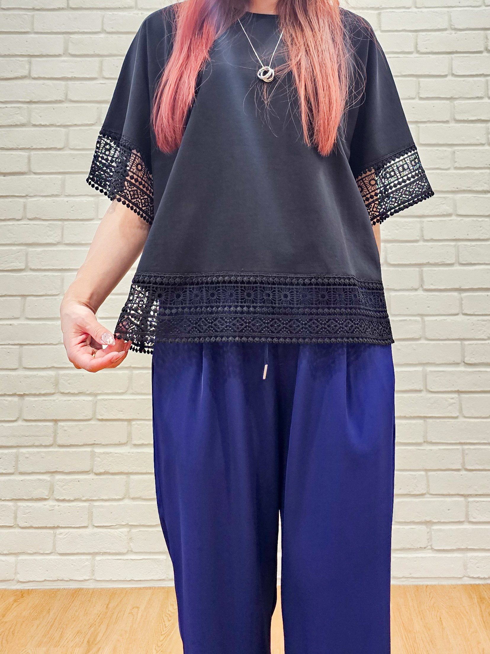 ゆゆさんの「SHOO･LA･RUE｜【洗濯機可/ひんやり/体型カバー/S-LL】レース使いがポイント デザインTシャツ」を使ったコーディネート