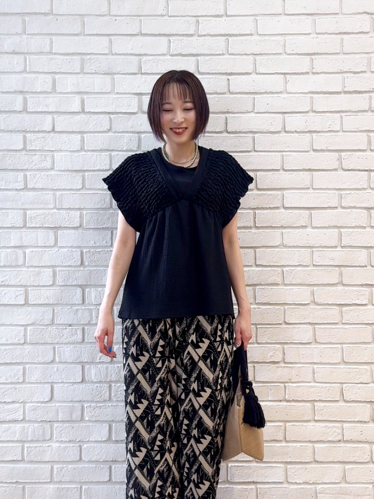 𝐜𝐡𝐢𝐤𝐚さんの「SHOO･LA･RUE｜【2点セット/S-LL/洗濯機可】お袖シャーリングブラウス+ワイドパンツ」を使ったコーディネート