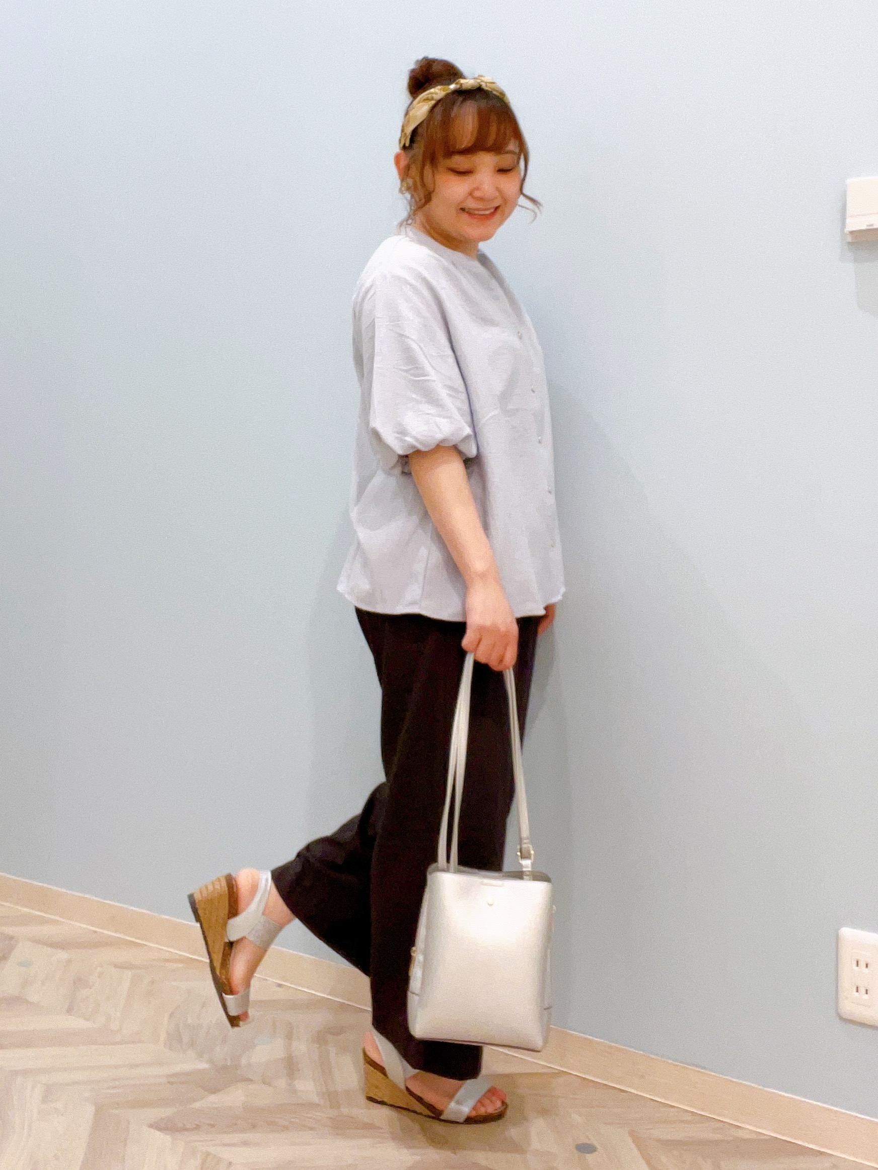 kitaさんの「SHOO･LA･RUE｜【S-LL/洗濯機可】バルーンスリーブ　キーネックブラウス」を使ったコーディネート