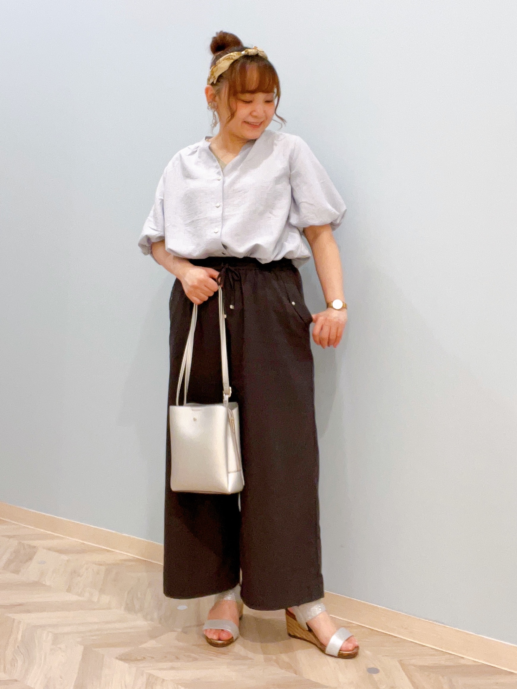 kitaさんの「SHOO･LA･RUE｜【S-LL/洗濯機可】バルーンスリーブ　キーネックブラウス」を使ったコーディネート