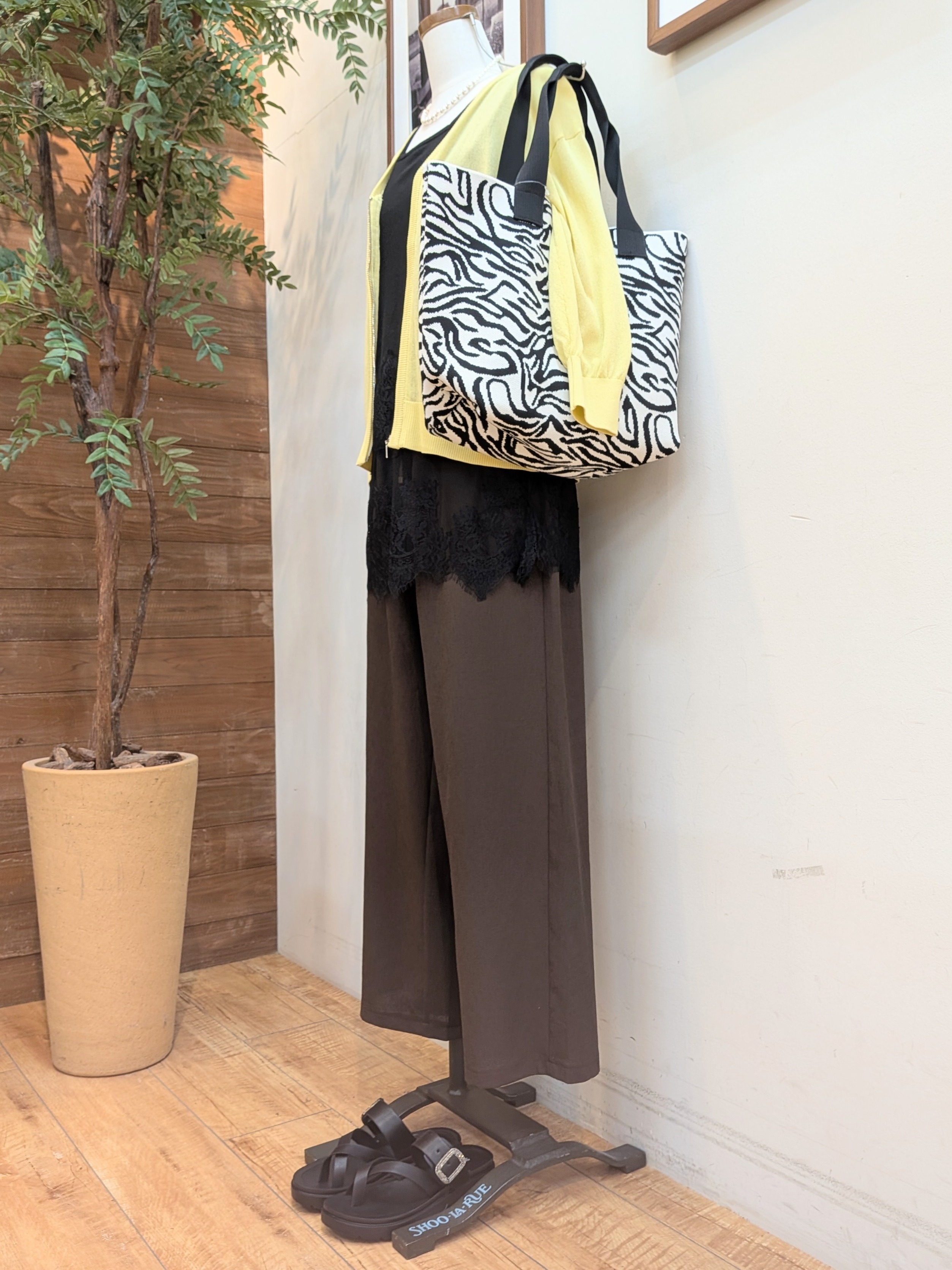 うっちーさんの「SHOO･LA･RUE｜【ひんやり/洗濯機可/S-LL】程よいVネックですっきり魅せる ジップアップ 7分袖シアーカーディガ」を使ったコーディネート
