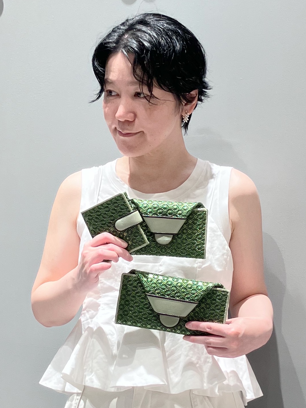 Cさんの「HIROKO HAYASHI｜【数量限定】GIRASOLE CIOCCOLATA（ジラソーレ チョコラータ）薄型二つ折り財布」を使ったコーディネート