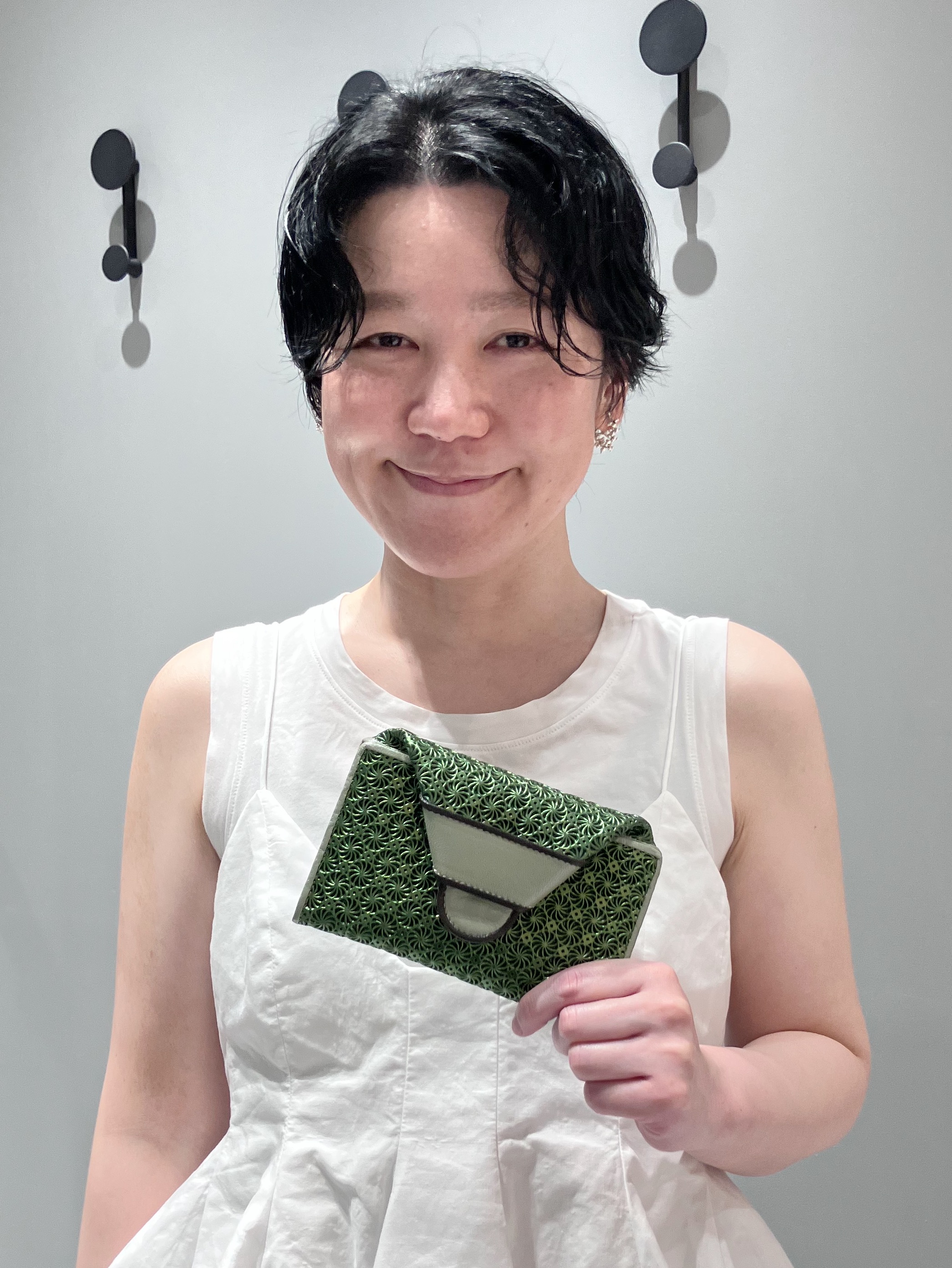 Cさんの「HIROKO HAYASHI｜【数量限定】GIRASOLE CIOCCOLATA（ジラソーレ チョコラータ）薄型二つ折り財布」を使ったコーディネート
