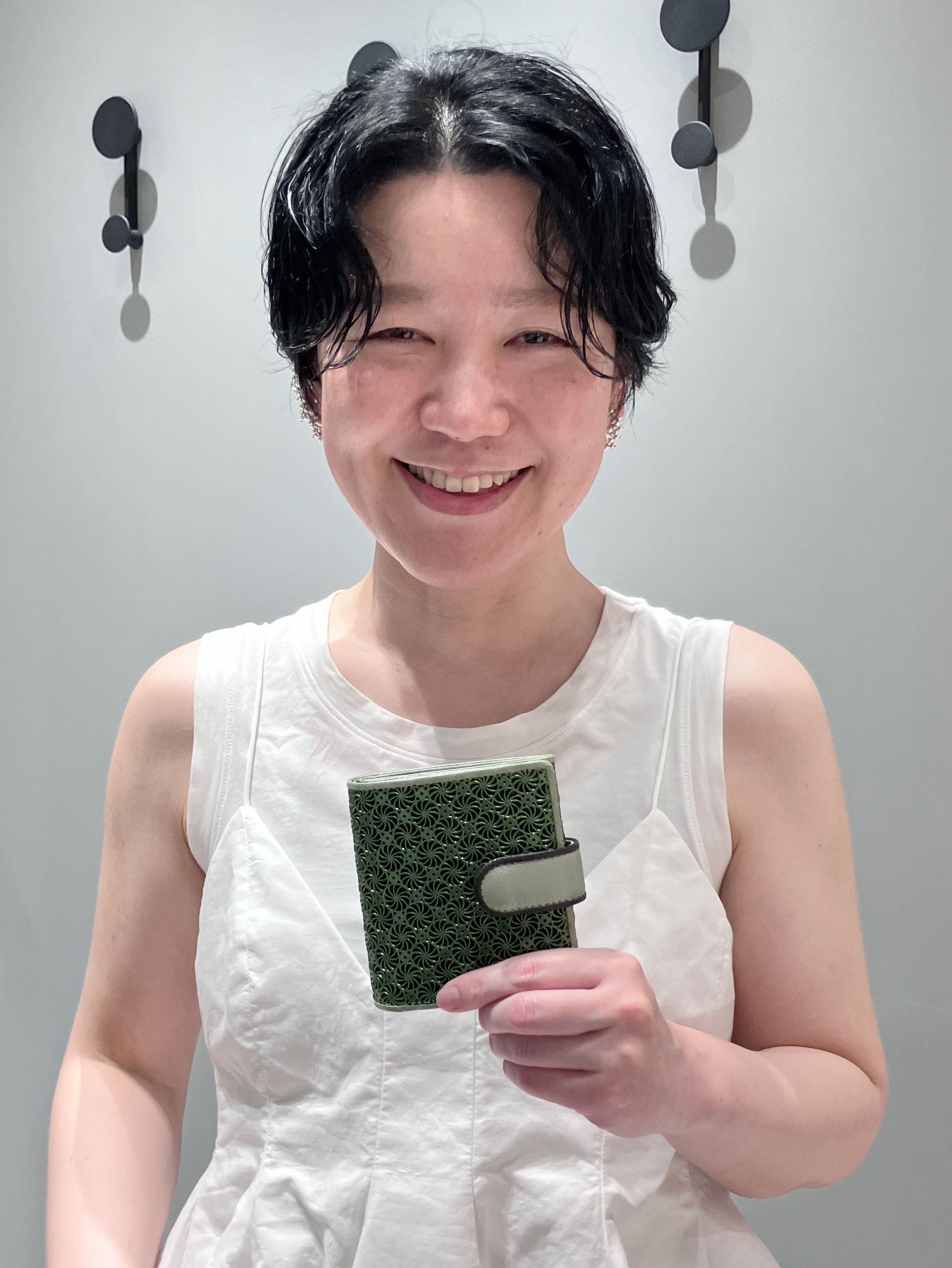 Cさんの「HIROKO HAYASHI｜【数量限定】GIRASOLE CIOCCOLATA（ジラソーレ チョコラータ）薄型二つ折り財布」を使ったコーディネート