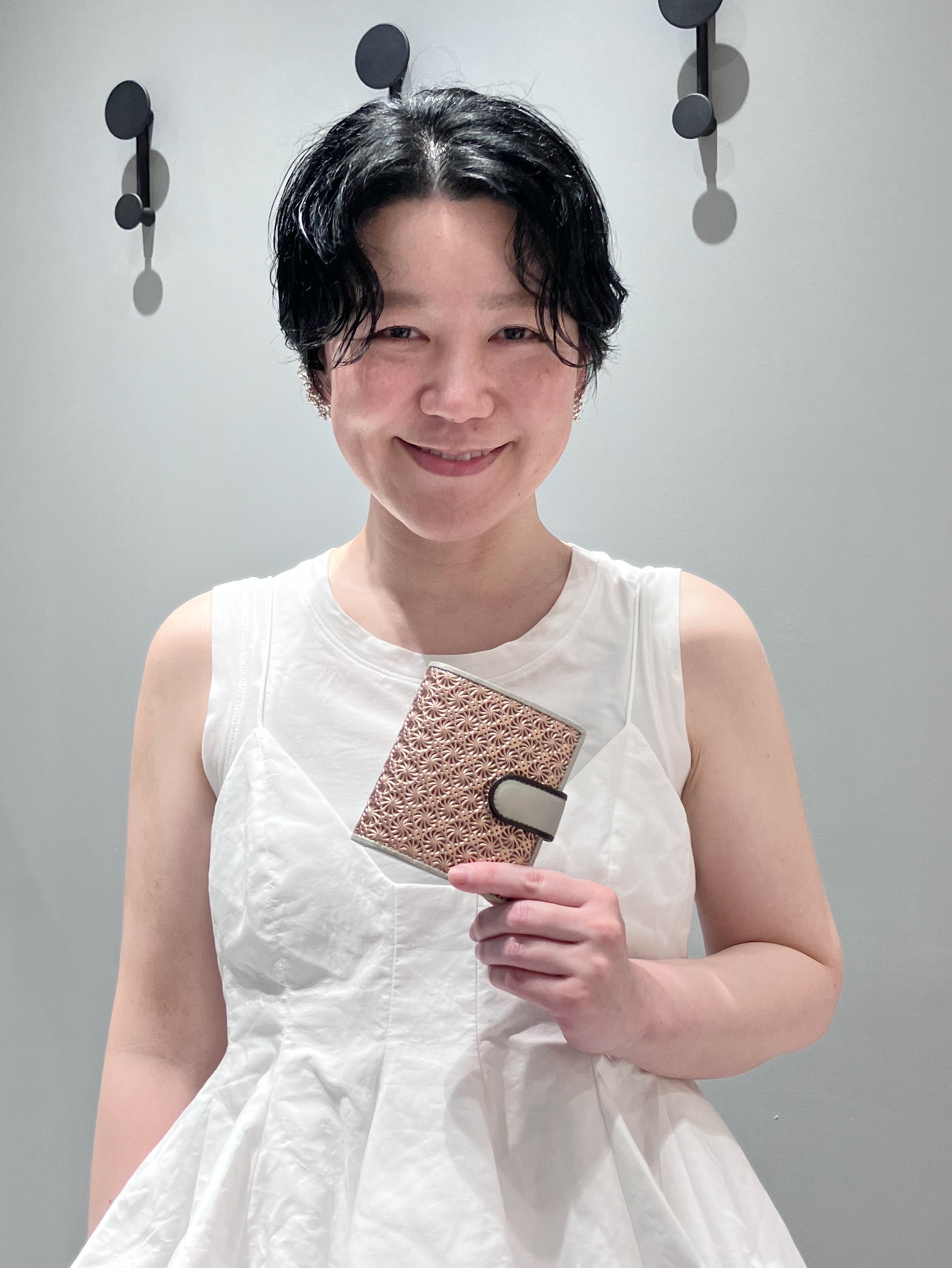 Cさんの「HIROKO HAYASHI｜【数量限定】GIRASOLE CIOCCOLATA（ジラソーレ チョコラータ）薄型二つ折り財布」を使ったコーディネート