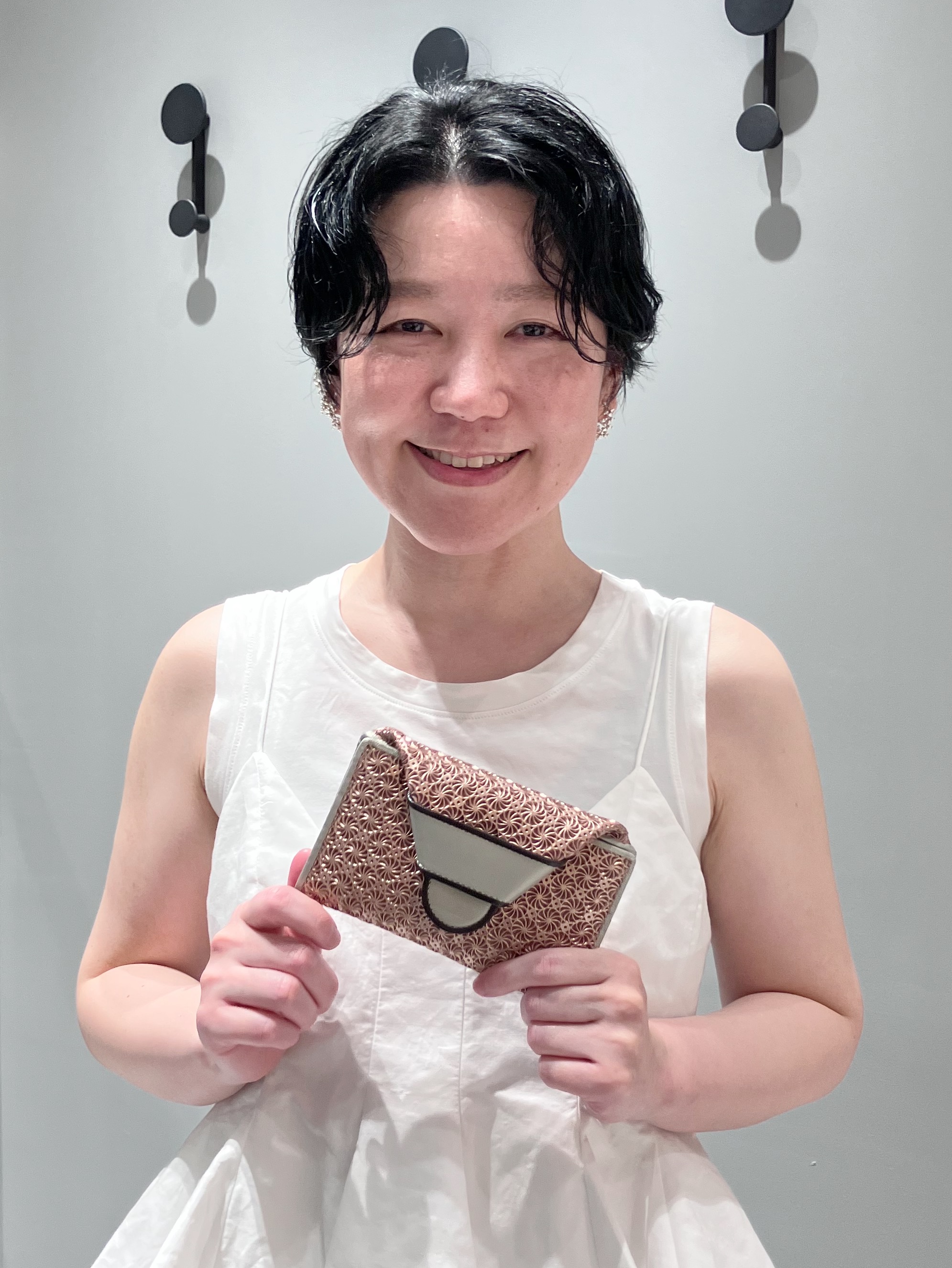 Cさんの「HIROKO HAYASHI｜【数量限定】GIRASOLE CIOCCOLATA（ジラソーレ チョコラータ）薄型二つ折り財布」を使ったコーディネート