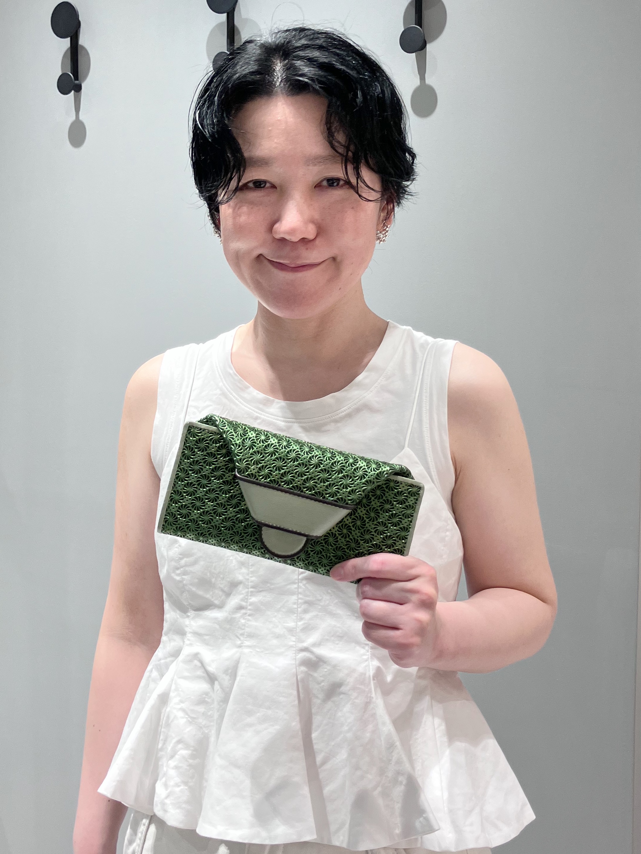 Cさんの「HIROKO HAYASHI｜【数量限定】GIRASOLE CIOCCOLATA（ジラソーレ チョコラータ）薄型二つ折り財布」を使ったコーディネート